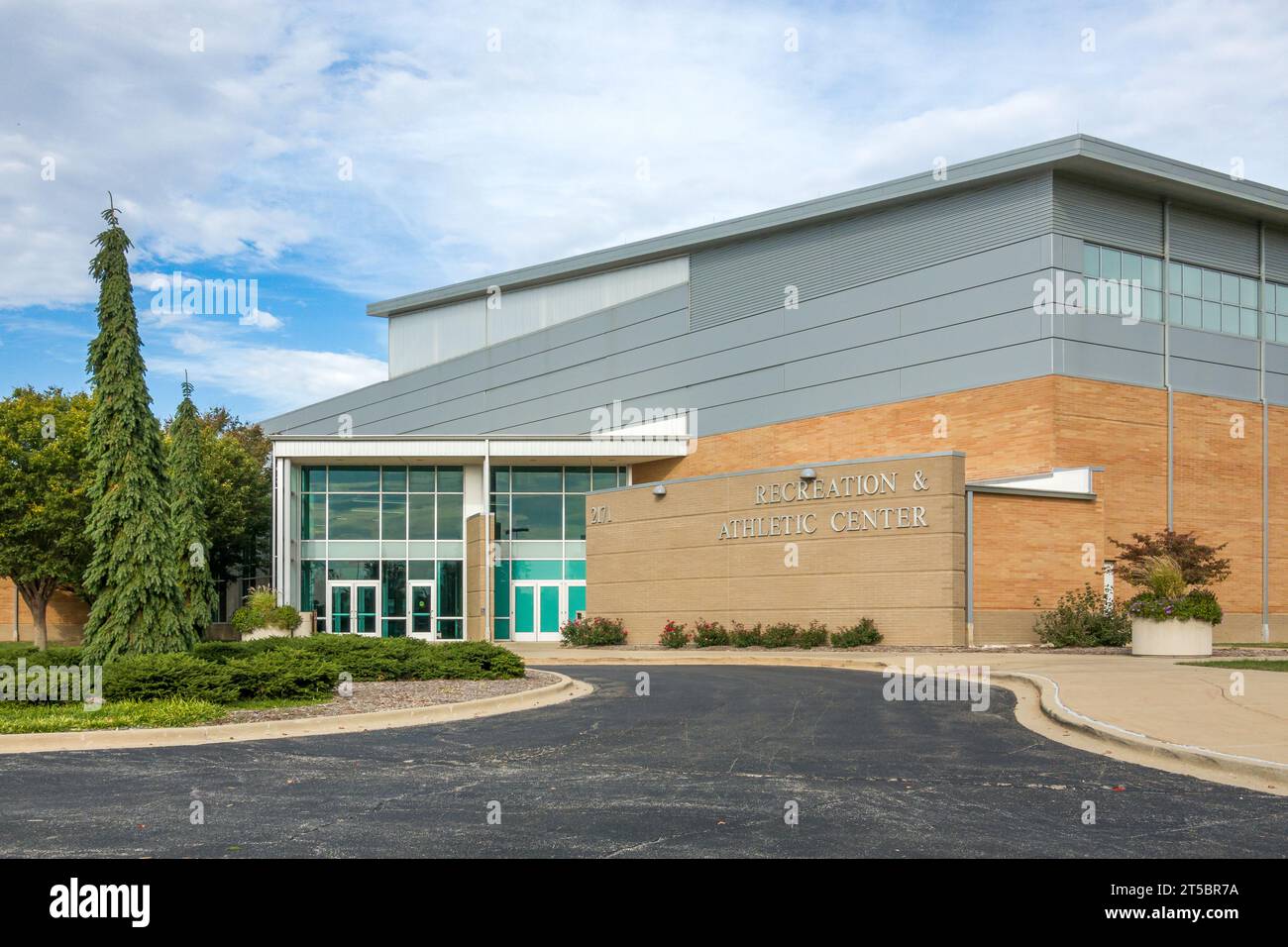 SPRINGFIELD, IL, USA – 18. OKTOBER 2023: Receation and Athletic Center auf dem Campus der University of Illinois Springfield. Stockfoto