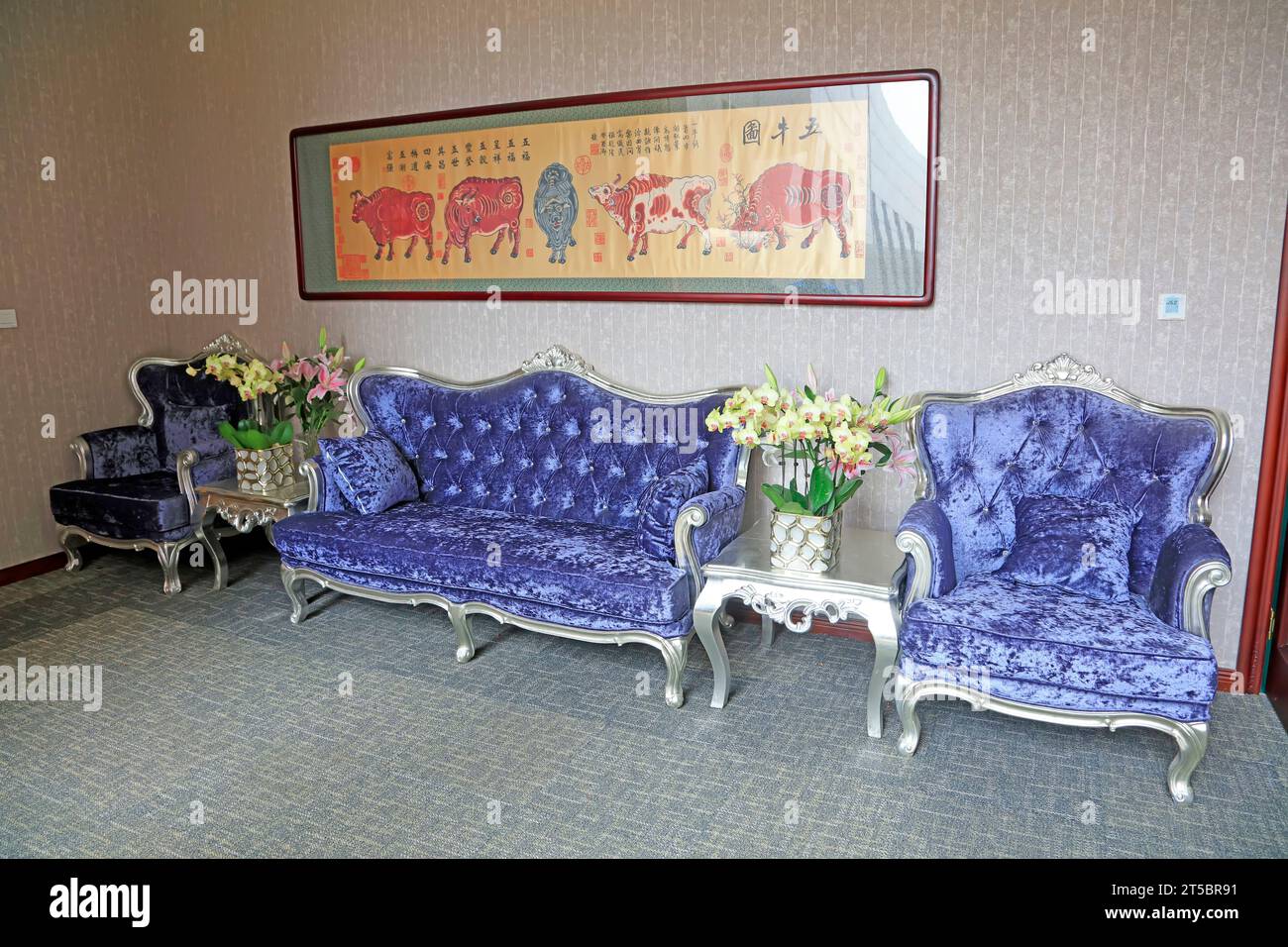 Peking - 20. Mai: Wandbilder und Sofa im Wohnzimmer, am 20. Mai 2016 in Peking, China Stockfoto