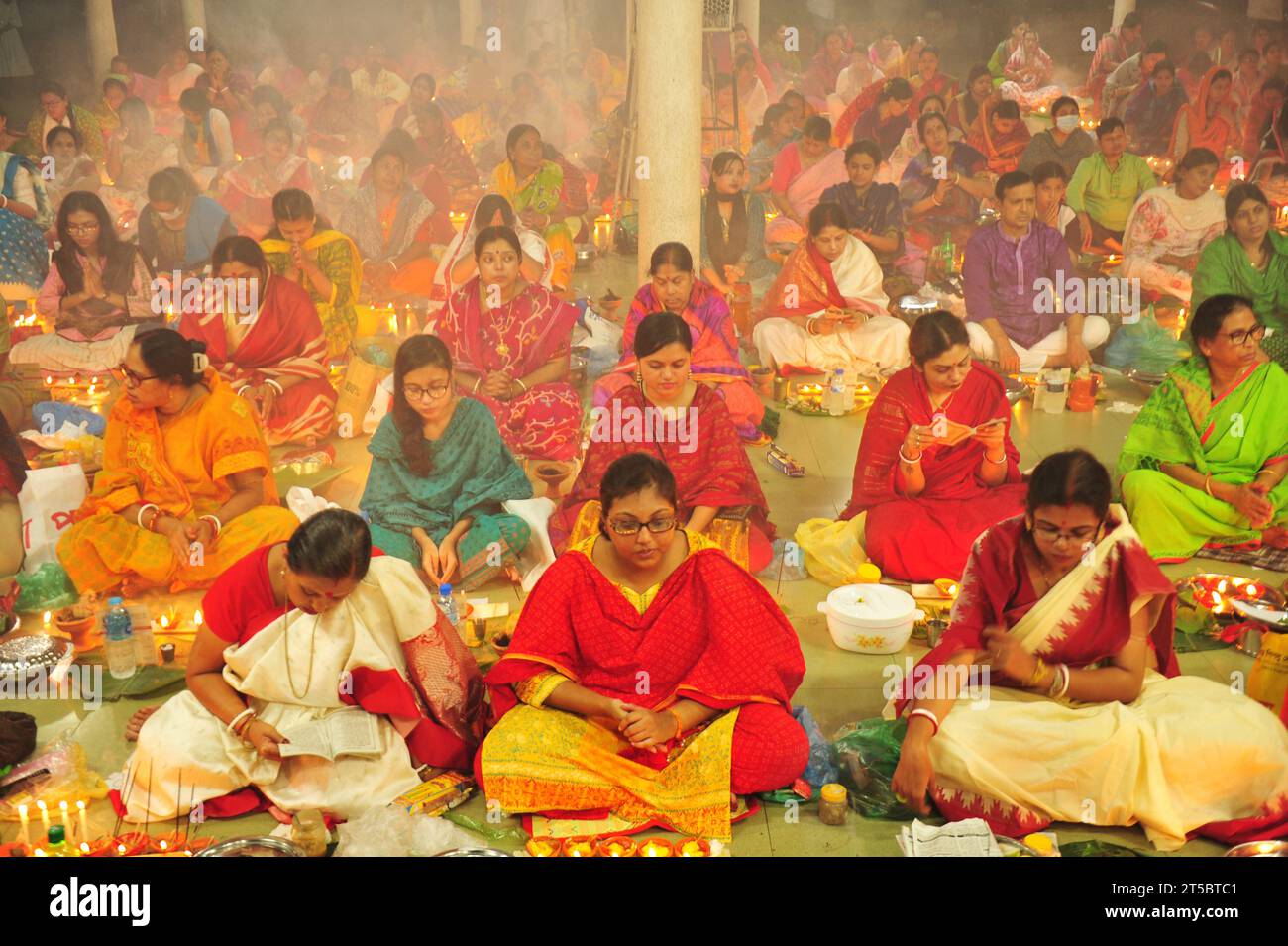 Sylhet, Bangladesch. November 2023. Hinduistische Anhänger sitzen zusammen auf dem Boden eines Tempels, um das Rakher-Upobash-Festival im Loknath-Tempel in Sylhet, Bangladesch, zu beobachten. Lokenath Brahmachari, der Baba Lokenath genannt wird, war ein Hindu-heiliger und Philosoph aus Bengalen aus dem 18. Jahrhundert. Am 4. November 2023 Sylhet, Bangladesch (Foto: MD Rafayat Haque Khan/ Credit: Eyepix Group/Alamy Live News) Stockfoto