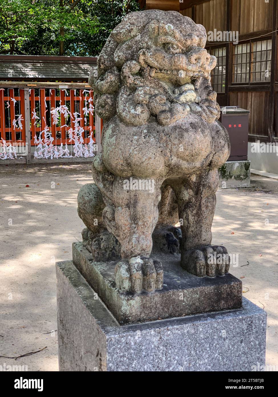 Fukuoka, Hakata, Japan. Sumiyoshi Shinto-Schrein. Lion-Dog Guardian, Mund offen, was den ersten Ton bei der Geburt bedeutet. Stockfoto