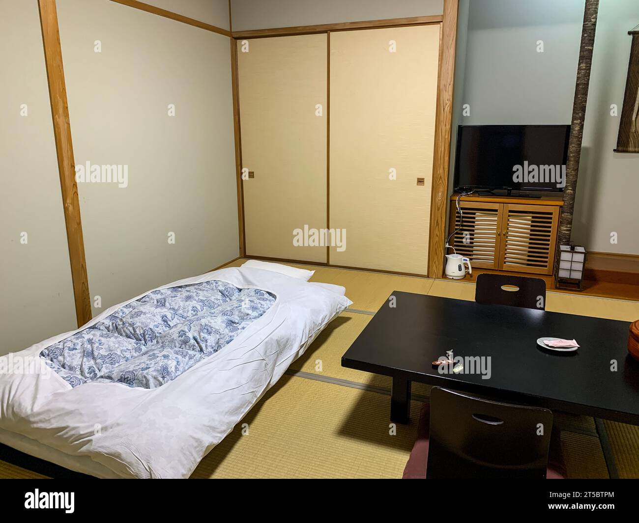 Japan, Kyushu. Ryokan-Zimmer mit Futon. Stockfoto