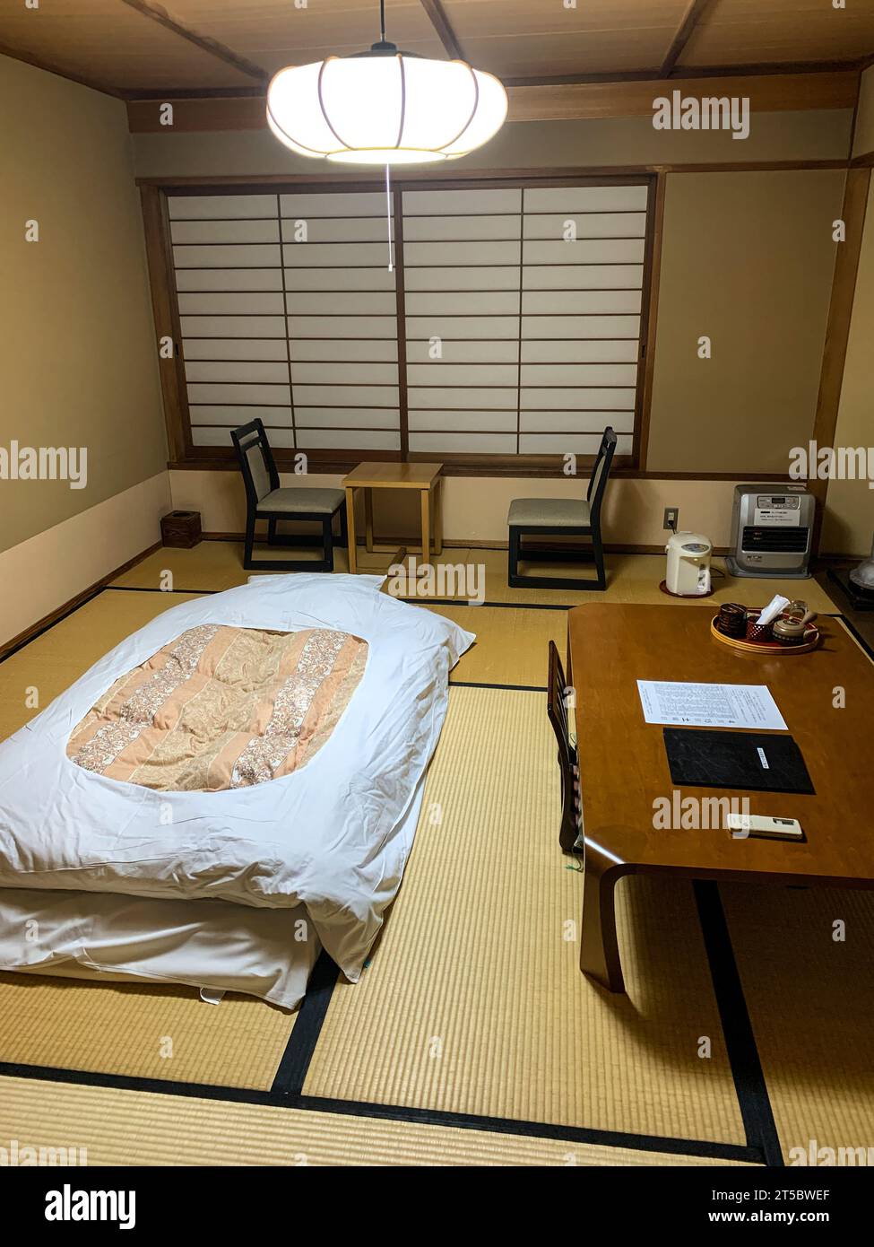 Japan, Kyushu. Ryokan-Zimmer mit Futon. Stockfoto
