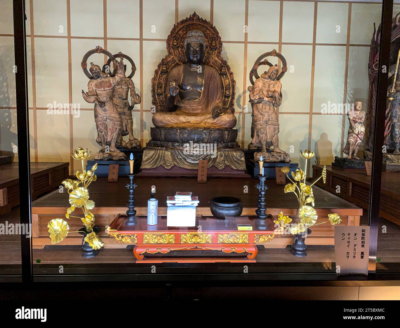 Japan, Kyushu. Makiodo-Tempel, Statue von Amida Nyorai Buddha, flankiert von Shitenno, einem himmlischen Wächter. Stockfoto