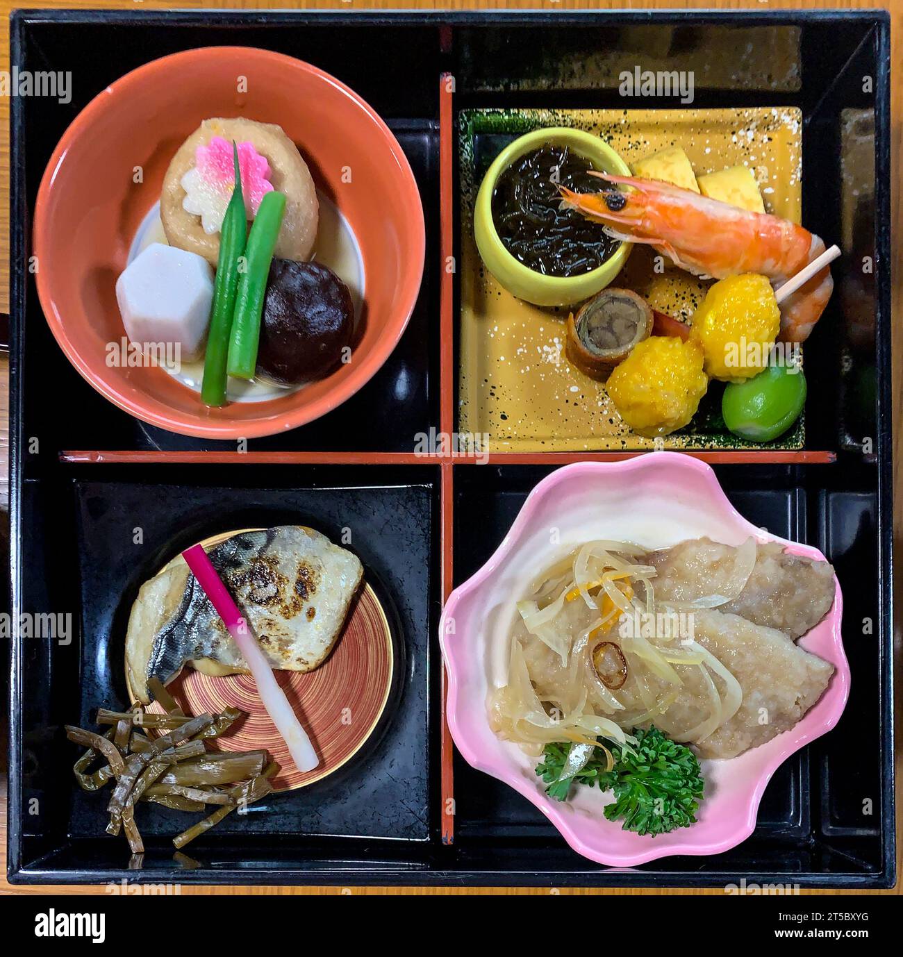 Japan, Kyushu. Mittagessen. Fisch, Garnelen, Reis, Tofu, Gemüse. Stockfoto