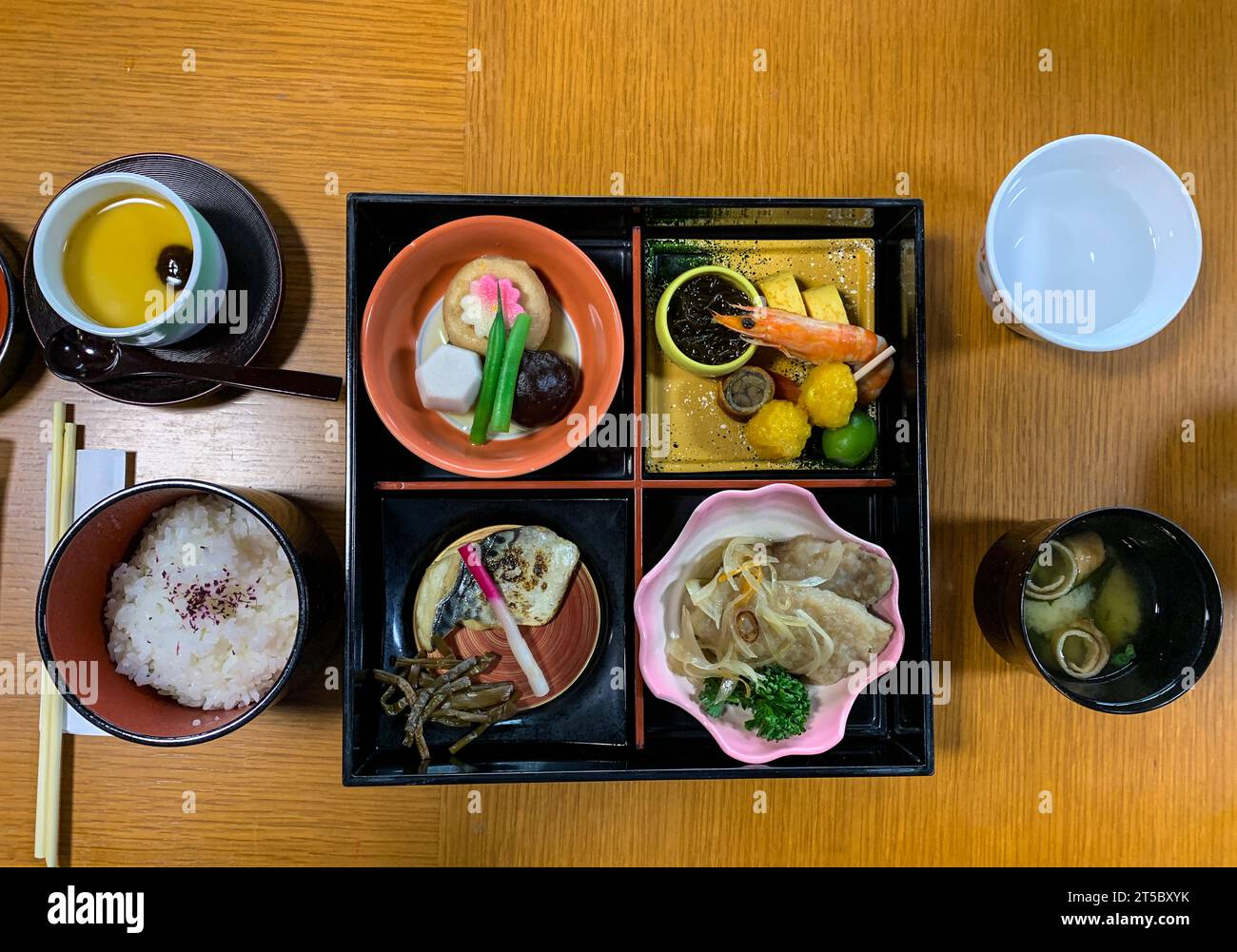 Japan, Kyushu. Mittagessen. Fisch, Garnelen, Reis, Tofu, Gemüse, Algen. Stockfoto