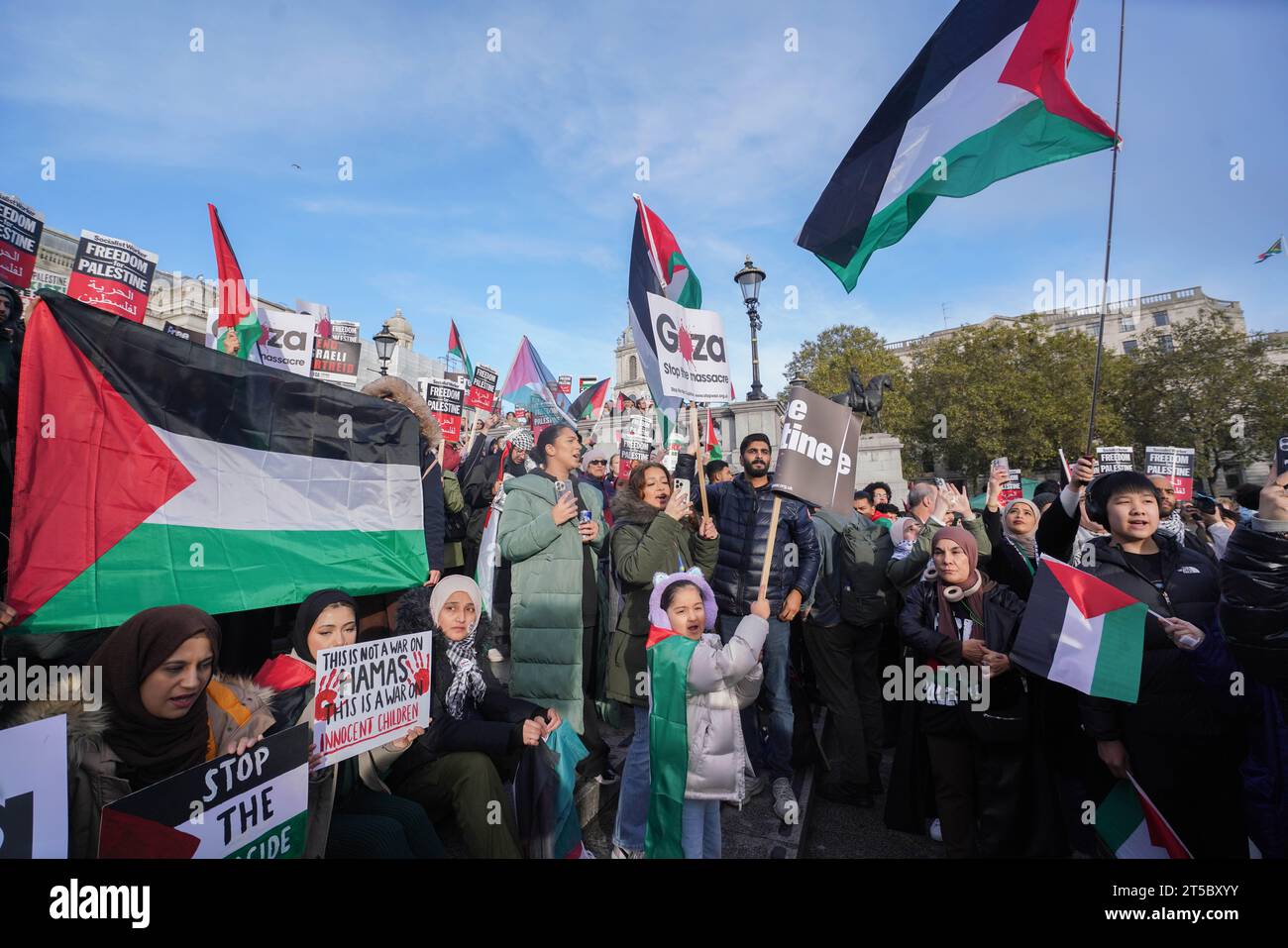 London, Großbritannien. 4. November 2023. Tausende pro-palästinensischer Anhänger nehmen an einer Kundgebung auf dem Trafalgar-Platz Teil, an der die Palästinensische Solidaritätskampagne UK und Freunde von Al-Aqsa einen Waffenstillstand in Gaza fordern. Credit amer Gazzal/Alamy Live News Stockfoto