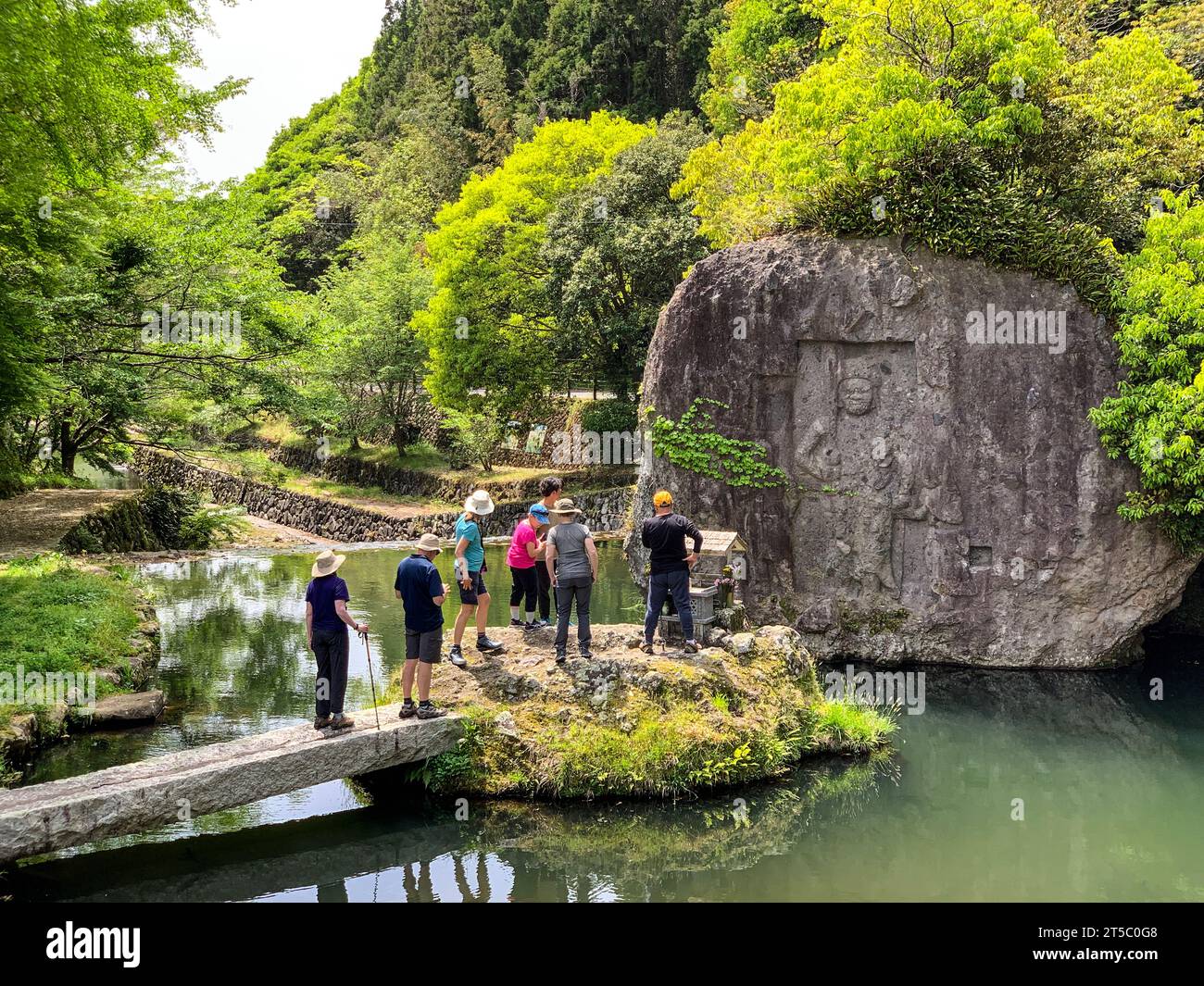 Japan, Kyushu. Fudo Myoo in den Felsen Kawanaka Fudo in der Nähe des Tennen-JI-Tempels gehauen. Stockfoto