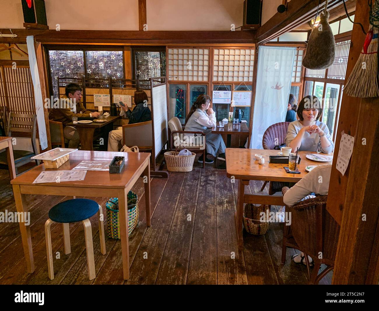 Japan, Kyushu, Kitsuki. Gäste Des Lokalen Restaurants. Stockfoto