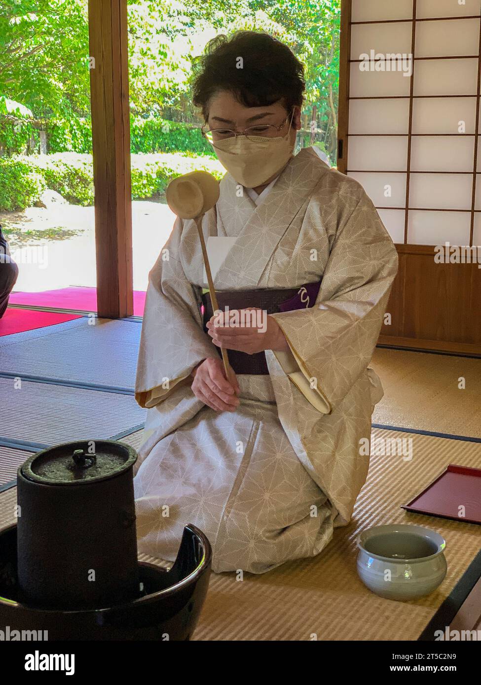 Japan, Kyushu, Kitsuki. Frau, die Bewegungen einer formellen japanischen Teezeremonie demonstriert. Stockfoto