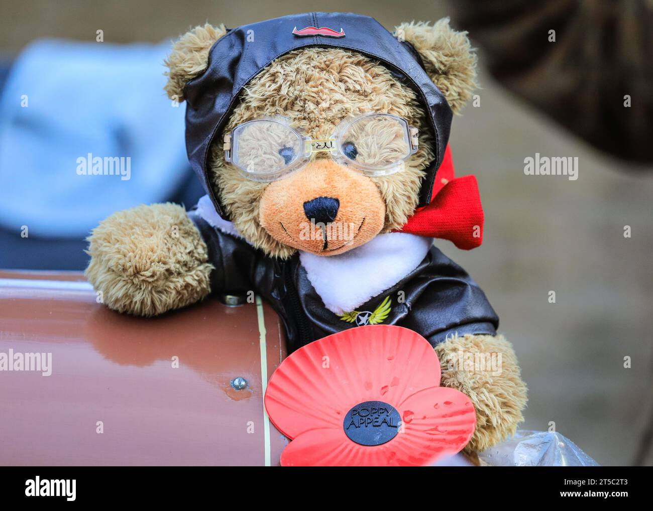 London, Großbritannien. November 2023. Ein Glücksbringer Teddybär und in seinem Outfit sitzt auf einem Veteranenauto mit einem Mohn. Über hundert Veteranenautos vor 1905 sind bei der Showcase-Veranstaltung neben James's Palace zu sehen, bei der am Sonntag eine Vorschau auf den RM Sotheby's London to Brighton Run stattfindet. Quelle: Imageplotter/Alamy Live News Stockfoto