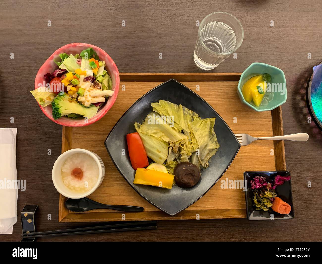 Japan, Kyushu, Vegetarisches Abendessen. Stockfoto