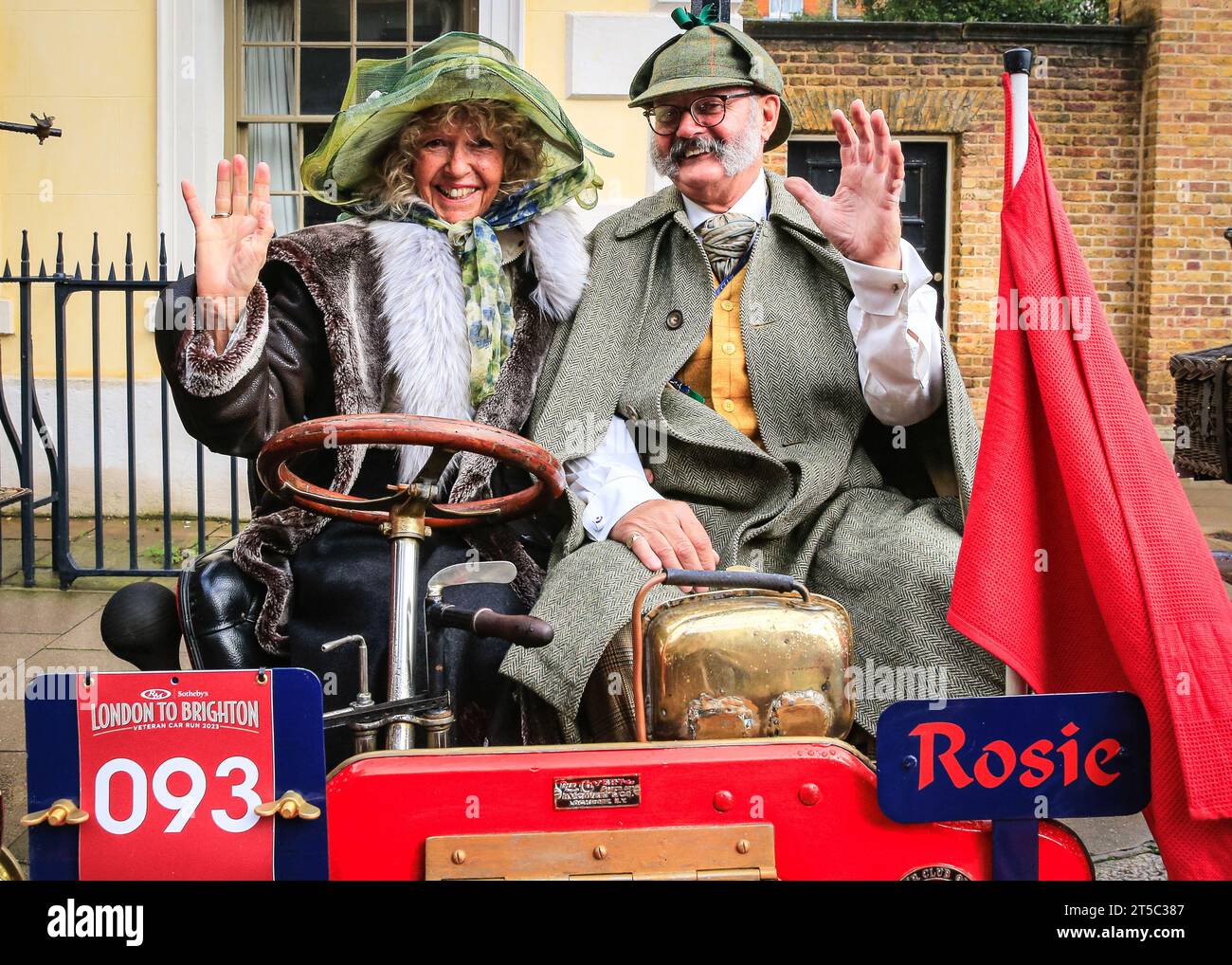 London, Großbritannien. November 2023. Die Besitzer eines 1901 Coverts namens "Rosie" in ihrem Auto. Über hundert Veteranenautos vor 1905 sind bei der Showcase-Veranstaltung neben James's Palace zu sehen, bei der am Sonntag eine Vorschau auf den RM Sotheby's London to Brighton Run stattfindet. Quelle: Imageplotter/Alamy Live News Stockfoto
