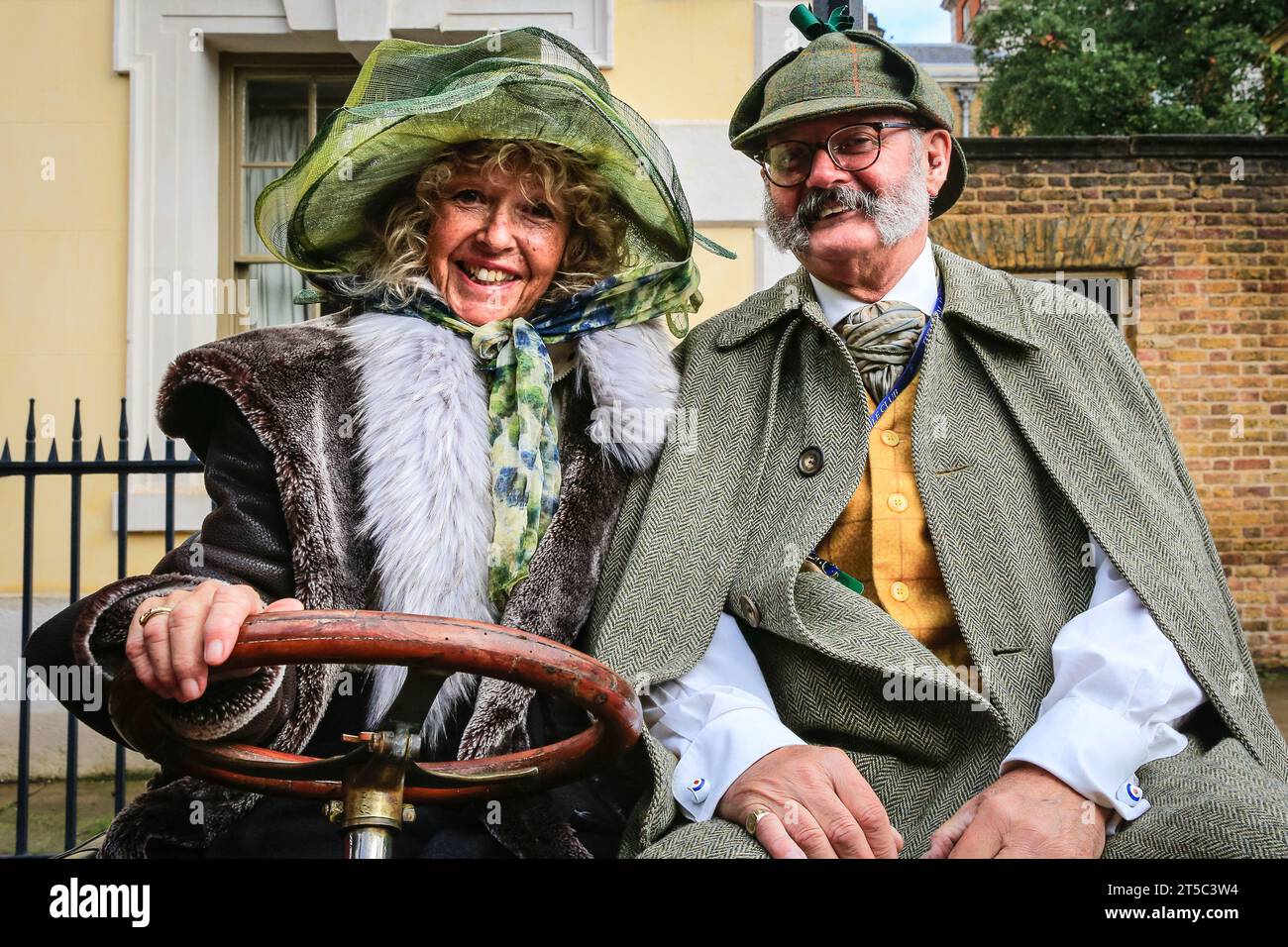 London, Großbritannien. November 2023. Die Besitzer eines 1901 Coverts namens "Rosie" in ihrem Auto. Über hundert Veteranenautos vor 1905 sind bei der Showcase-Veranstaltung neben James's Palace zu sehen, bei der am Sonntag eine Vorschau auf den RM Sotheby's London to Brighton Run stattfindet. Quelle: Imageplotter/Alamy Live News Stockfoto