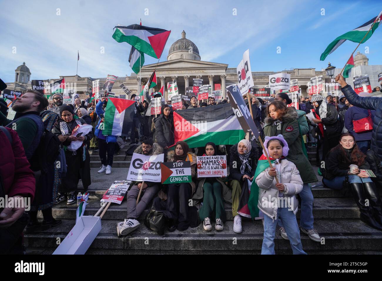 London, Großbritannien. 4. November 2023. Tausende pro-palästinensischer Anhänger nehmen an einer Kundgebung auf dem Trafalgar-Platz Teil, an der die Palästinensische Solidaritätskampagne UK und Freunde von Al-Aqsa einen Waffenstillstand in Gaza fordern. Credit amer Gazzal/Alamy Live News Stockfoto