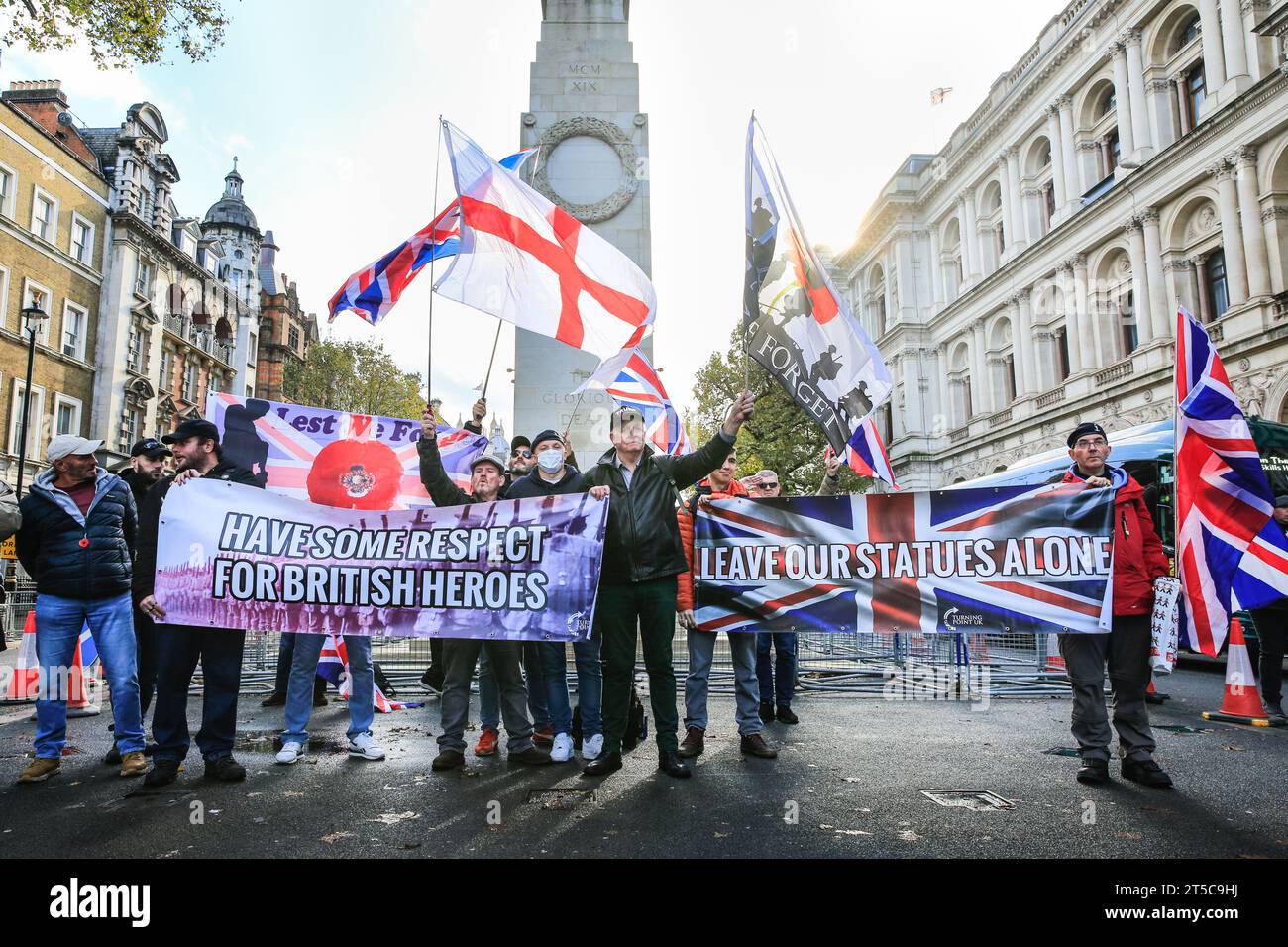 London, Großbritannien. November 2023. Eine Gruppe von Demonstranten, von denen angenommen wird, dass sie auch aus der English Defence League (EDL) stammen, posiert heute im Cenotaph auf Whitehall mit Union Jack Flaggen und Plakaten. Quelle: Imageplotter/Alamy Live News Stockfoto