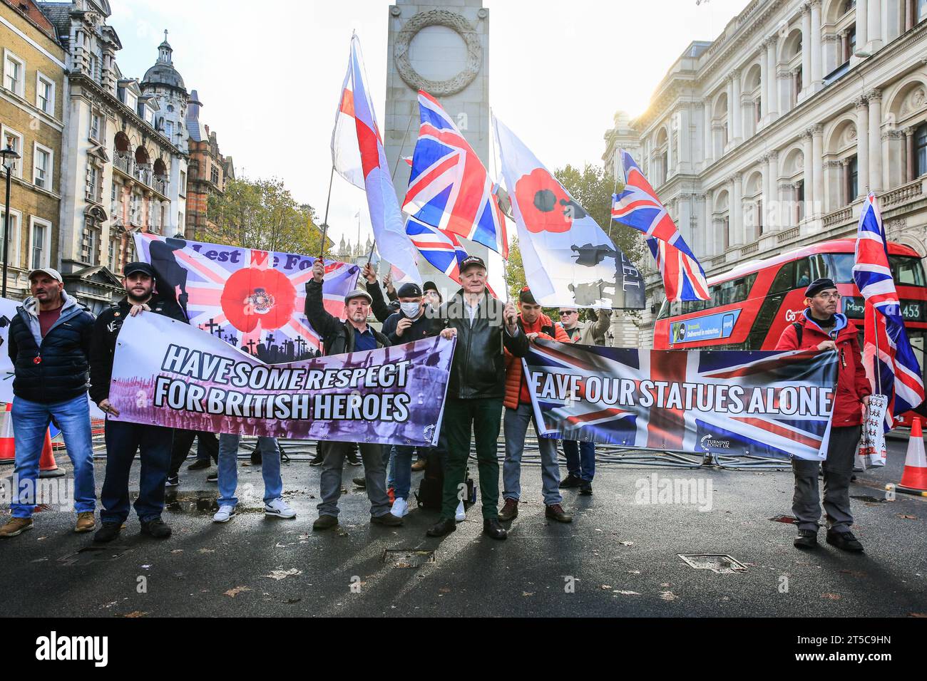London, Großbritannien. November 2023. Eine Gruppe von Demonstranten, von denen angenommen wird, dass sie auch aus der English Defence League (EDL) stammen, posiert heute im Cenotaph auf Whitehall mit Union Jack Flaggen und Plakaten. Quelle: Imageplotter/Alamy Live News Stockfoto