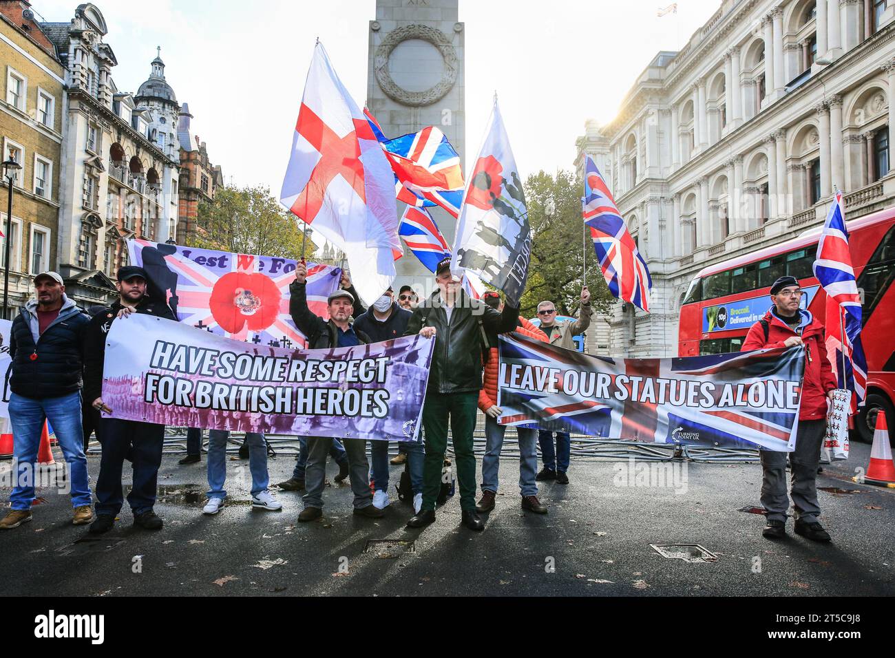 London, Großbritannien. November 2023. Eine Gruppe von Demonstranten, von denen angenommen wird, dass sie auch aus der English Defence League (EDL) stammen, posiert heute im Cenotaph auf Whitehall mit Union Jack Flaggen und Plakaten. Quelle: Imageplotter/Alamy Live News Stockfoto