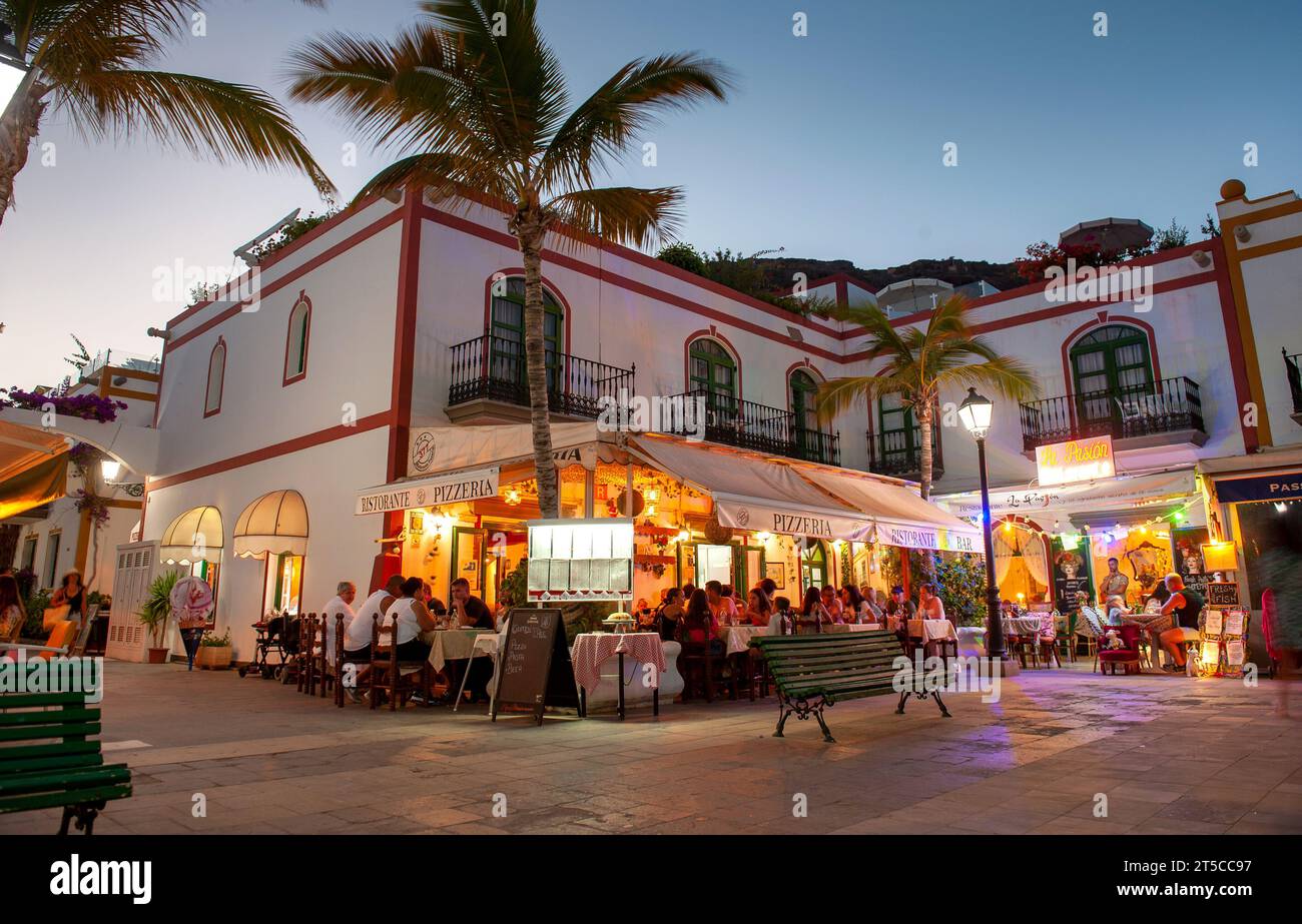 GRAN CANARIA, SPANIEN - 2. August 2023: Restaurant in der Nähe des Hafens von Puerto de Mogan auf der Kanarischen Insel Gran Canaria Stockfoto