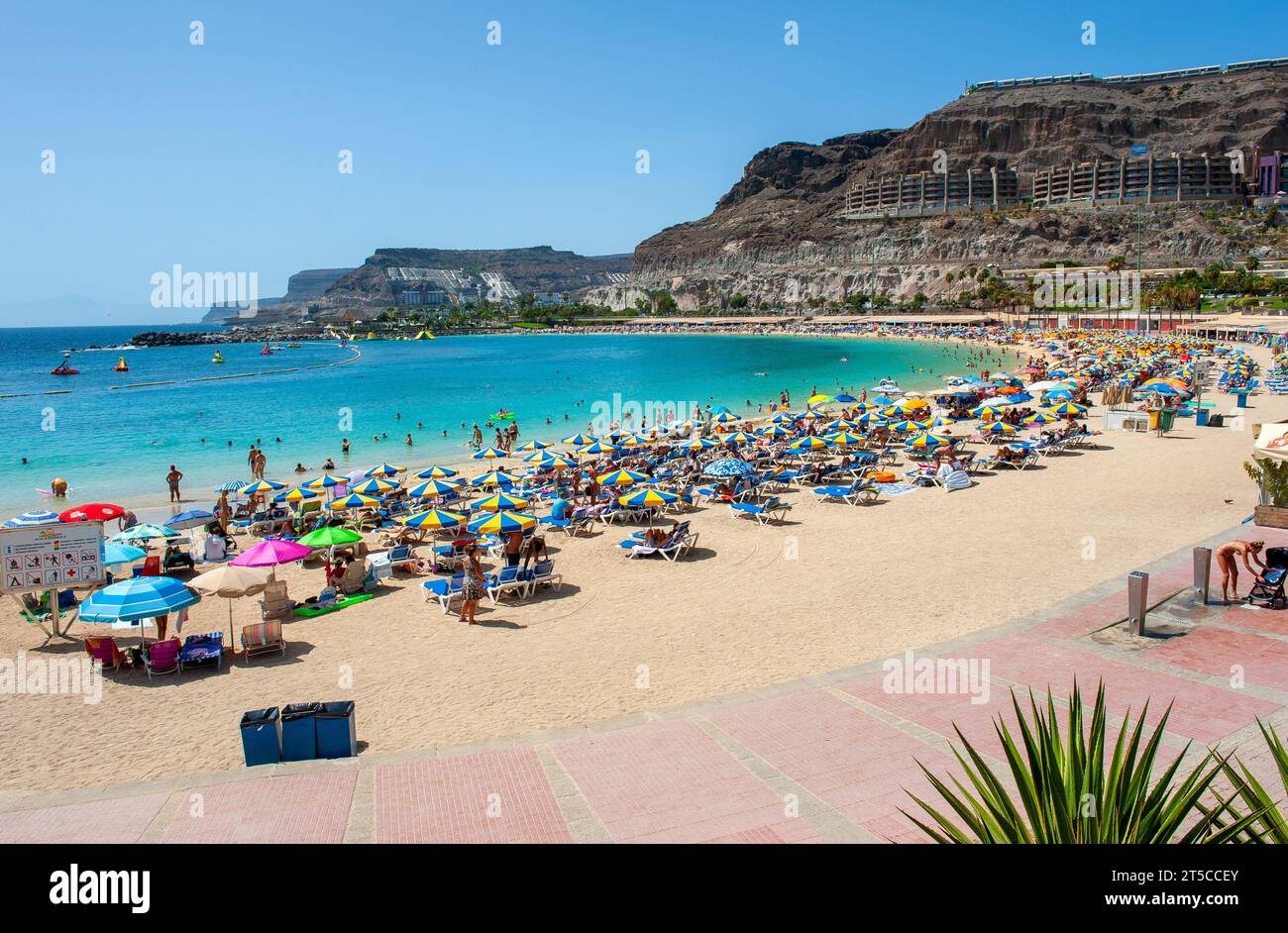 GRAN CANARIA, SPANIEN - 4. August 2023: Playa de Amadorus ist einer der beliebtesten Strände der Kanarischen Insel Gran Canaria. Stockfoto