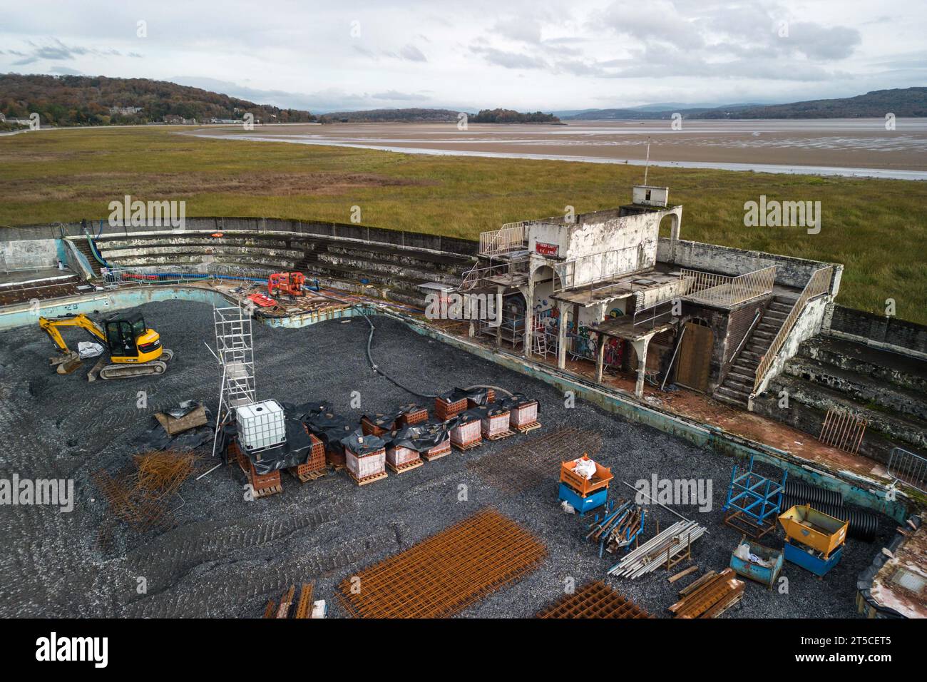 Grange-Over-Sands, Cumbria, 4. November 2023 - der Grange-Over-Sands Lido wird derzeit nach jahrelangem Kampf um die Rettung des Bauwerks vor den Elementen und Verderben renoviert. Der nordwestenglische Außenpool war in den frühen 1990er Jahren wegen fehlender Besucher geschlossen, aber der Druck hat nun zugenommen, den Pool zu retten. Westmorland and Furness Council hat sich eingelassen, um die Hauptgebäude zu restaurieren und den Pool mit Schiefer zu füllen. Wenn also Mittel gesammelt werden, kann der Pool ausgegraben und in Zukunft wieder geöffnet werden. Quelle: Stop Press Media/Alamy Live News Stockfoto