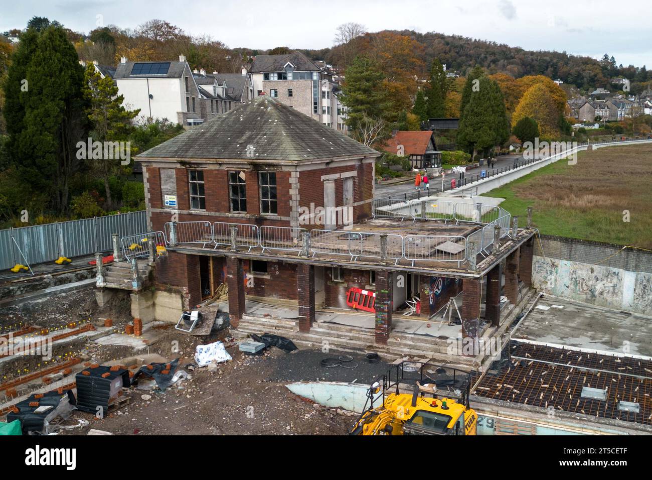 Grange-Over-Sands, Cumbria, 4. November 2023 - der Grange-Over-Sands Lido wird derzeit nach jahrelangem Kampf um die Rettung des Bauwerks vor den Elementen und Verderben renoviert. Der nordwestenglische Außenpool war in den frühen 1990er Jahren wegen fehlender Besucher geschlossen, aber der Druck hat nun zugenommen, den Pool zu retten. Westmorland and Furness Council hat sich eingelassen, um die Hauptgebäude zu restaurieren und den Pool mit Schiefer zu füllen. Wenn also Mittel gesammelt werden, kann der Pool ausgegraben und in Zukunft wieder geöffnet werden. Quelle: Stop Press Media/Alamy Live News Stockfoto