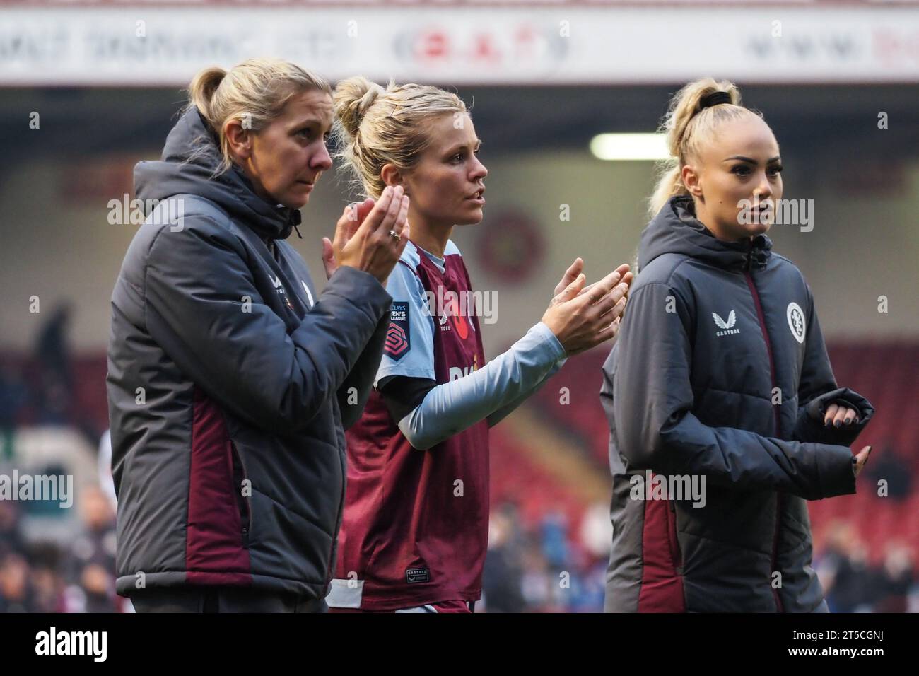 Walsall, Großbritannien. November 2023. Walsall, England, 4. November 2023: Cheftrainer von Aston Villa Carla Ward, Rachel Daly (9 Aston Villa) und Alisha Lehmann (7 Aston Villa) bei Vollzeit des Spiels der Barclays FA Womens Super League zwischen Aston Villa und Chelsea im Poundland Bescot Stadium in Walsall, England (Natalie Mincher/SPP) Credit: SPP Sport Pressefoto. /Alamy Live News Stockfoto