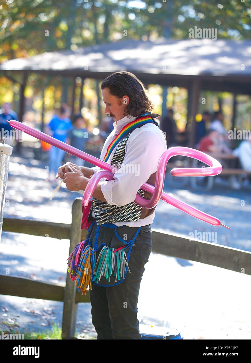 Halloweenpalooza - Dennis, Massachusetts auf Cape Cod. Eine Familienfeier an Halloween. Ein Künstler, der Ballons für die Kinder herstellt Stockfoto