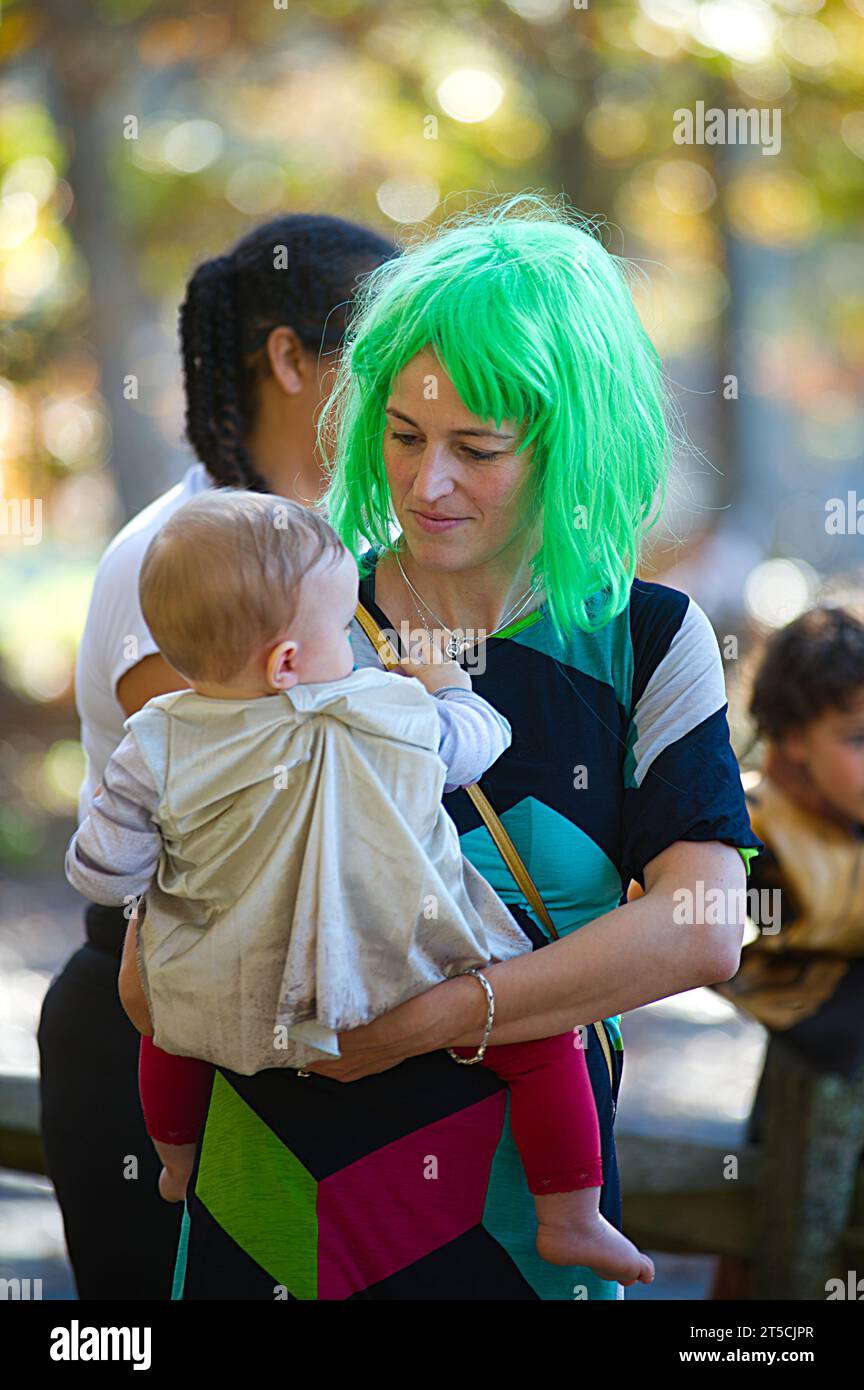 Halloweenpalooza - Dennis, Massachusetts auf Cape Cod. Eine Familienfeier an Halloween. Eine grünhaarige Mutter und ein Kind Stockfoto