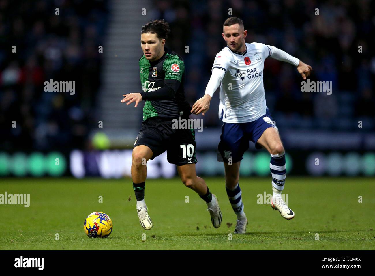 Coventry City's Callum O’Hare (links) und Preston North End Alan Browne kämpfen um den Ball während des Sky Bet Championship Matches in Deepdale, Preston. Bilddatum: Samstag, 4. November 2023. Stockfoto