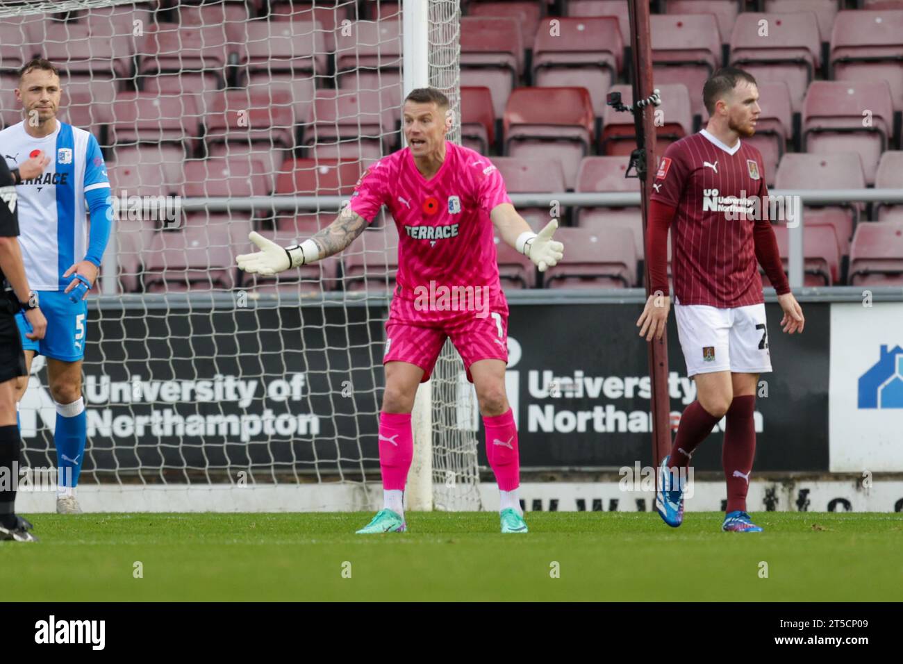 Northampton am Samstag, 4. November 2023. Barrows Torhüter Paul Farman während der ersten Hälfte des FA Cup 1st Round Matches zwischen Northampton Town und Barrow im PTS Academy Stadium, Northampton am Samstag, 4. November 2023. (Foto: John Cripps | MI News) Credit: MI News & Sport /Alamy Live News Stockfoto