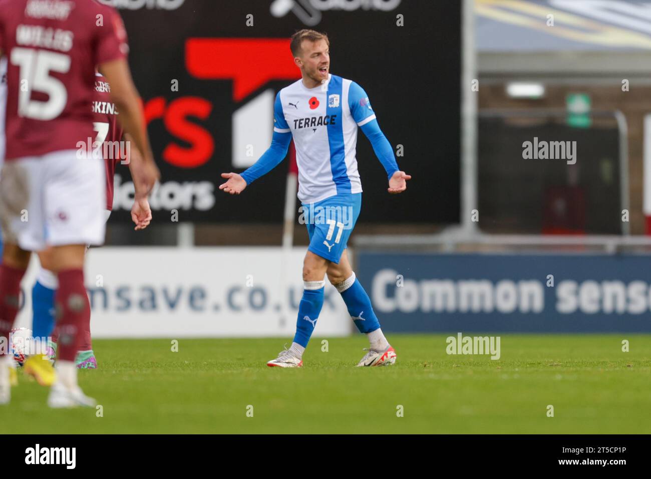 Northampton am Samstag, 4. November 2023. Barrow's Elliot Newby während der ersten Hälfte des FA Cup 1st Round Matches zwischen Northampton Town und Barrow im PTS Academy Stadium in Northampton am Samstag, 4. November 2023. (Foto: John Cripps | MI News) Credit: MI News & Sport /Alamy Live News Stockfoto