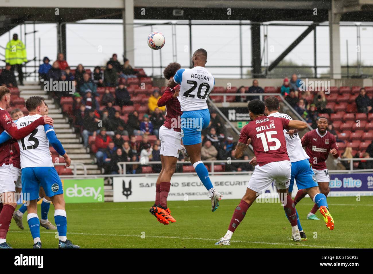 Northampton am Samstag, 4. November 2023. Emile Acquah trifft für Barrow, um die Führung gegen Northampton Town in der ersten Hälfte des FA Cup 1st Round Matches zwischen Northampton Town und Barrow im PTS Academy Stadium, Northampton, am Samstag, den 4. November 2023, zu erreichen. (Foto: John Cripps | MI News) Credit: MI News & Sport /Alamy Live News Stockfoto