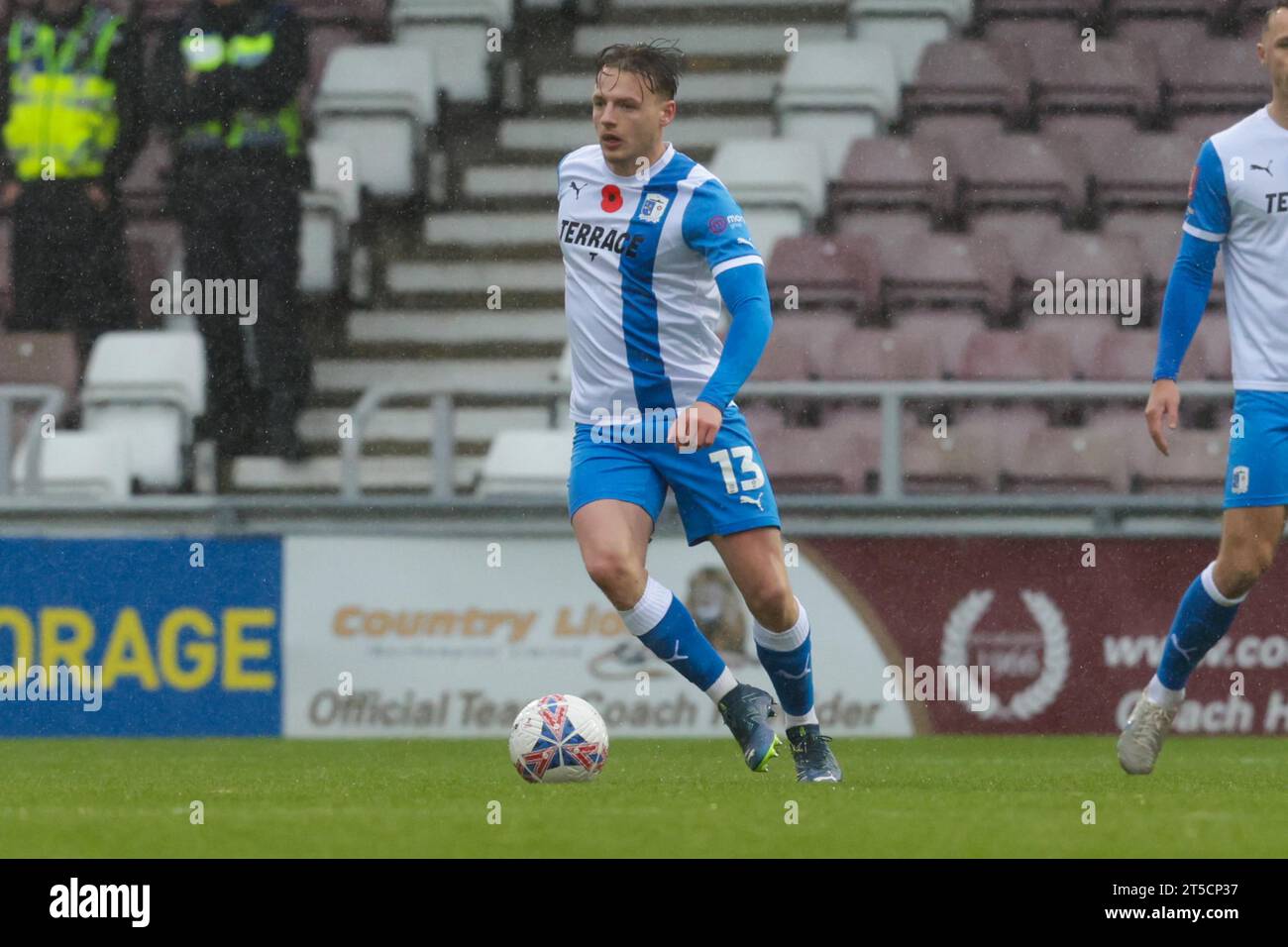 Northampton am Samstag, 4. November 2023. Barrow's Tom White während der ersten Hälfte des FA Cup 1st Round Matches zwischen Northampton Town und Barrow im PTS Academy Stadium in Northampton am Samstag, 4. November 2023. (Foto: John Cripps | MI News) Credit: MI News & Sport /Alamy Live News Stockfoto