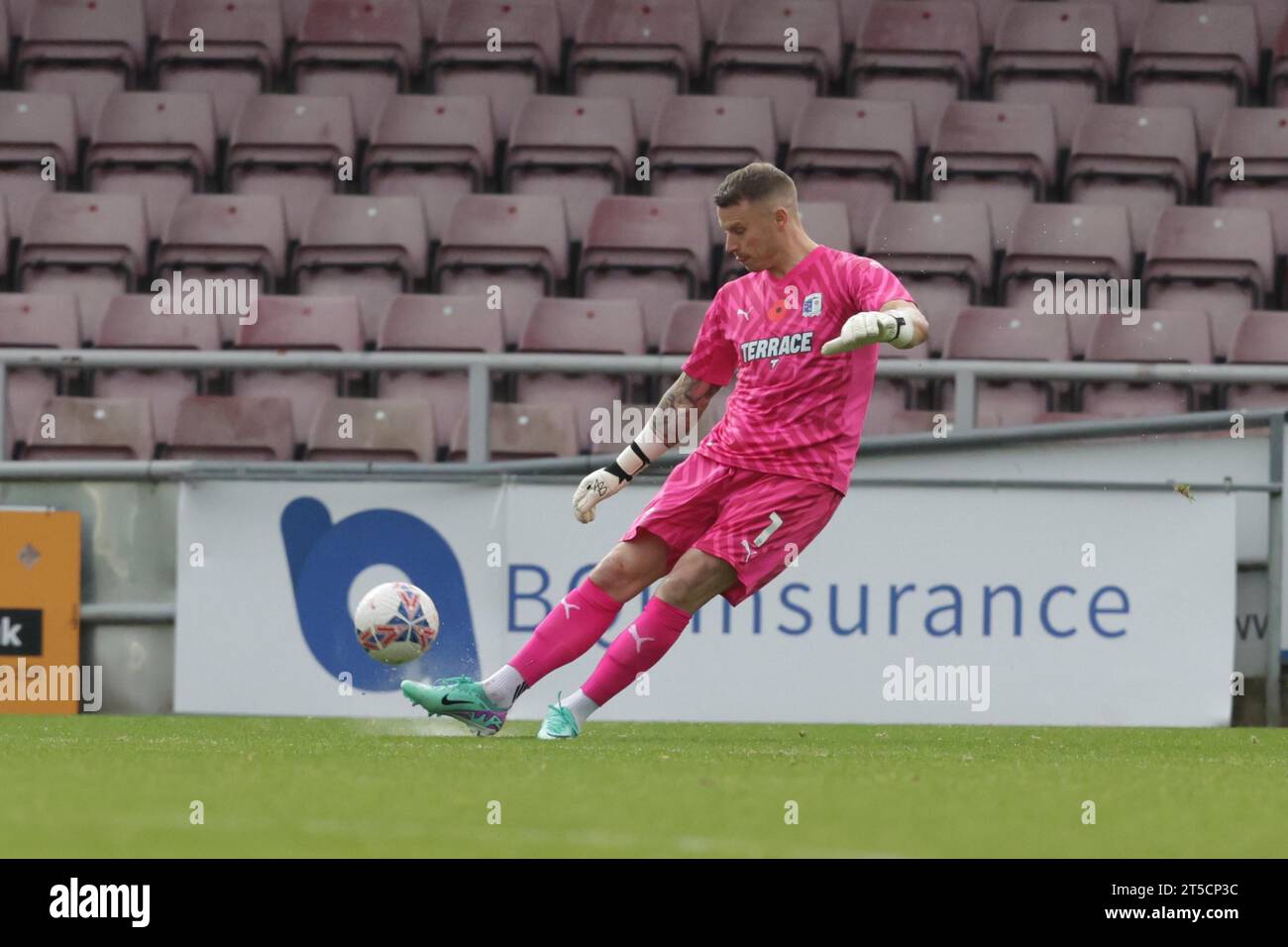 Northampton am Samstag, 4. November 2023. Barrows Torhüter Paul Farman während der ersten Hälfte des FA Cup 1st Round Matches zwischen Northampton Town und Barrow im PTS Academy Stadium, Northampton am Samstag, 4. November 2023. (Foto: John Cripps | MI News) Credit: MI News & Sport /Alamy Live News Stockfoto