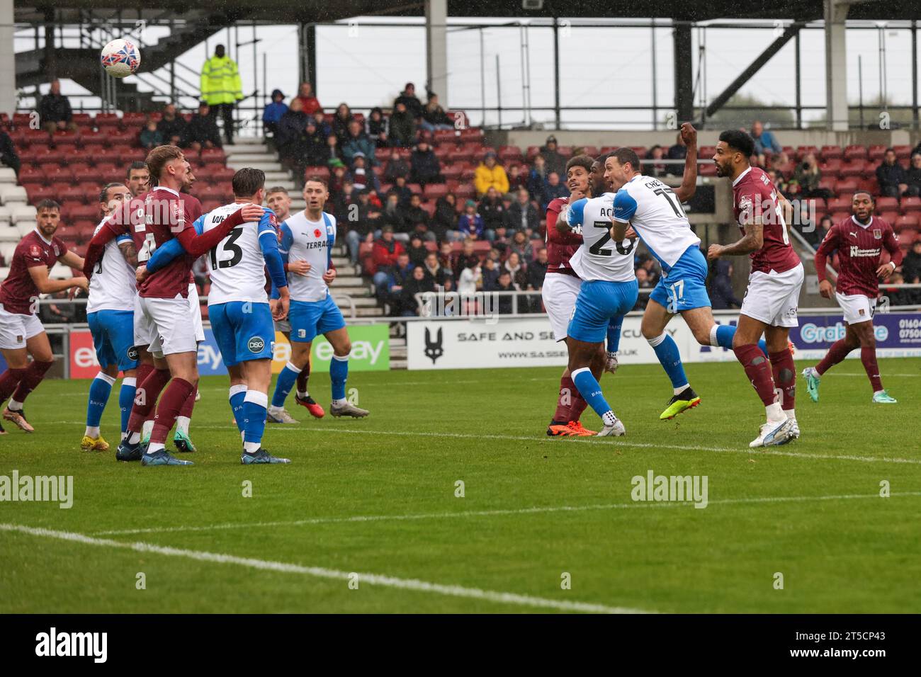 Northampton am Samstag, 4. November 2023. Emile Acquah trifft für Barrow, um die Führung gegen Northampton Town in der ersten Hälfte des FA Cup 1st Round Matches zwischen Northampton Town und Barrow im PTS Academy Stadium, Northampton, am Samstag, den 4. November 2023, zu erreichen. (Foto: John Cripps | MI News) Credit: MI News & Sport /Alamy Live News Stockfoto