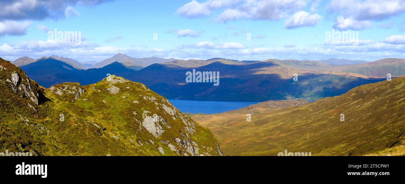 Blick auf Loch Katerina von einem Spaziergang zum Ben Venue Gipfel in Scottish Highlands Stockfoto