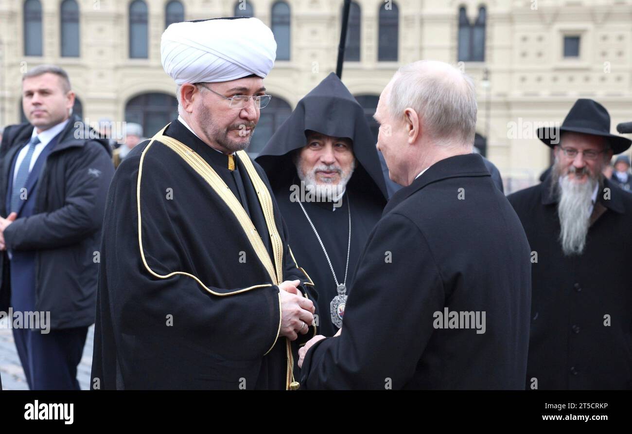 Moskau, Russland. November 2023. Der russische Präsident Wladimir Putin begrüßt Mufti Ravil Gainutdin im Anschluss an eine Blumenverlegung am Denkmal für Bürger Kuzma Minin und Prinz Dmitri Poscharski am Tag der nationalen Einheit am 4. November 2023 in Moskau. Quelle: Gavriil Grigorov/Kreml Pool/Alamy Live News Stockfoto