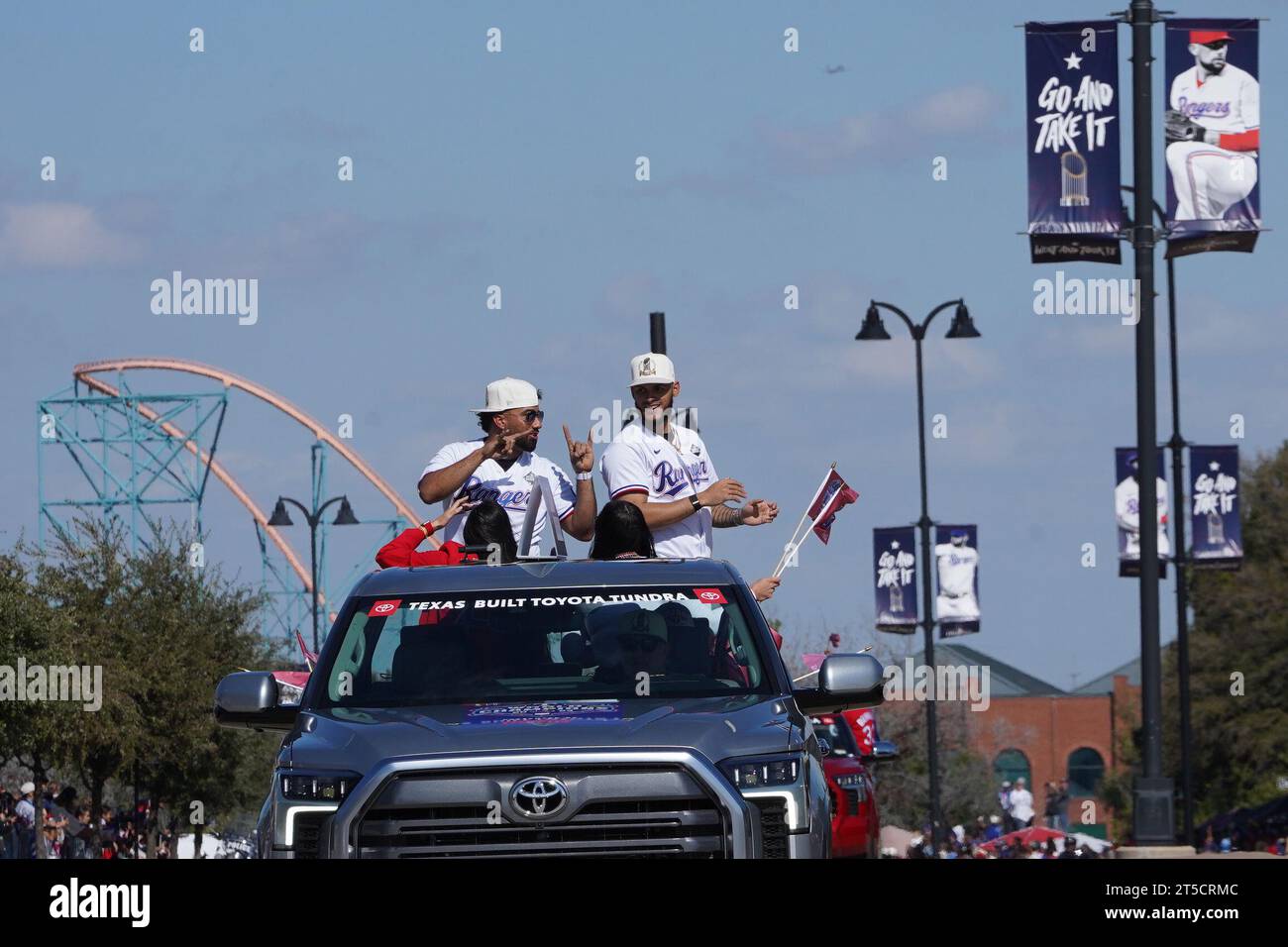 Arlington, USA. November 2023. Arlington, Texas, USA: Zwei Spieler der Texas Rangers nehmen am Freitag, den 3. November 2023, auf den Straßen des Unterhaltungsviertels von Arlington und vor dem Globe Life Field an der Parade Teil, die ihre Weltmeisterschaft 2023 feiert. (Foto: Javier Vicencio/Eyepix Group/SIPA USA) Credit: SIPA USA/Alamy Live News Stockfoto