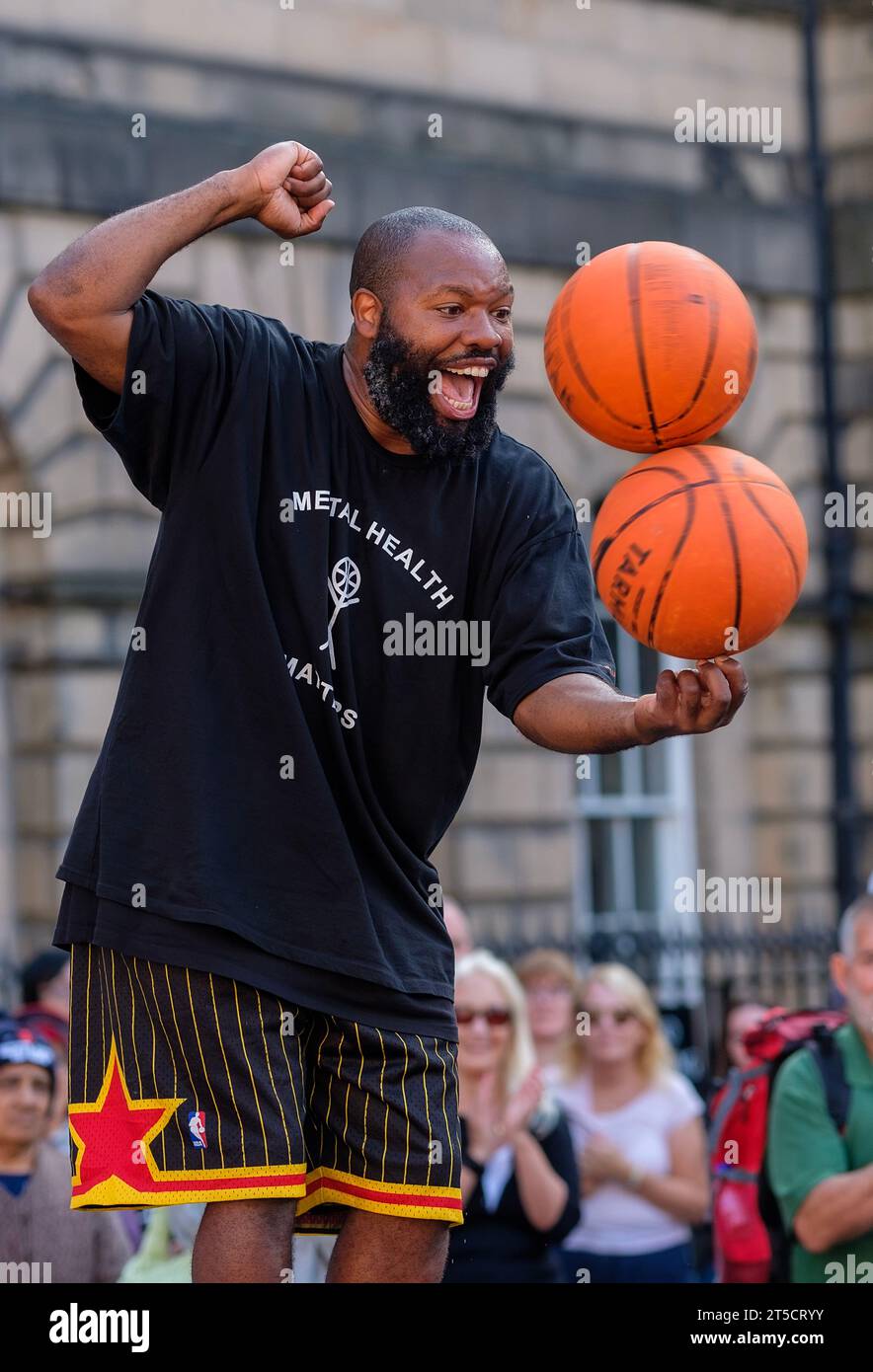 Mann jongliert zwei Basketbälle beim Edinburgh Fringe Festival Stockfoto
