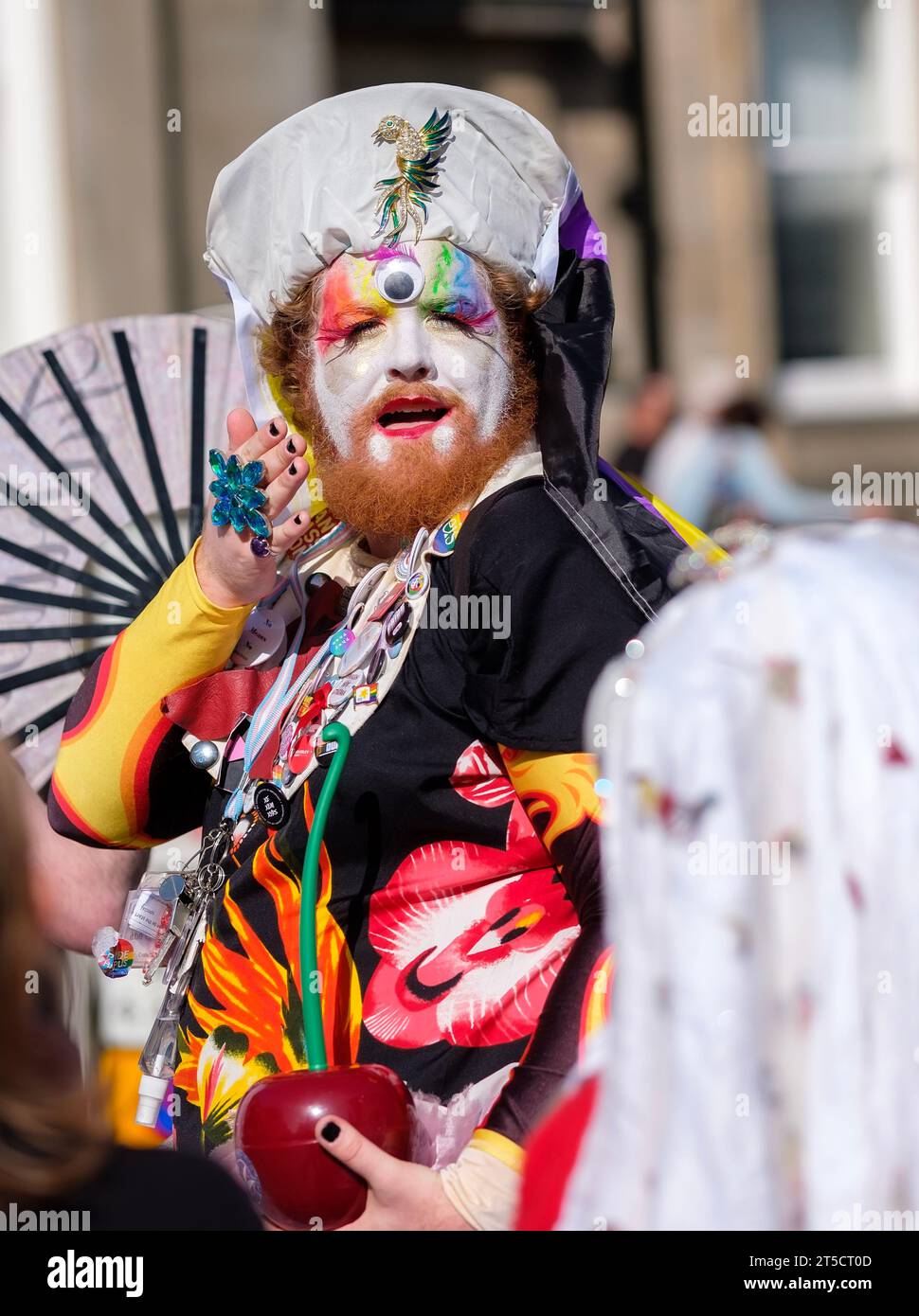 Gekleideter Mann Straßendarsteller beim edinburgh Fringe Festival Stockfoto