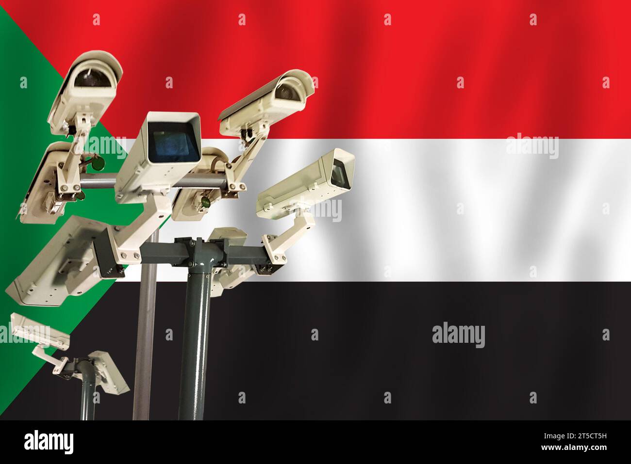 Sudanesische CCTV-Kamera auf der Flagge des Sudan Überwachungs-, Sicherheits-, Kontroll- und Totalitarismus-Konzept Stockfoto