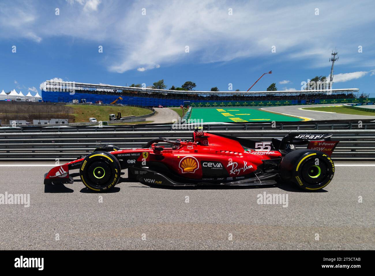 Sao Paulo, Brasilien. November 2023. Sao Paulo, Brasilien. November 2023. CARLOS SAINZ von FERRARI fuhr während des Sprint Shootouts im Rahmen des F1 Sao Paulo Grand Prix 2023 im Autodromo Jose Carlos Pace am 4. November 2023 in Sao Paulo, Brasilien. Credit: Ruano Carneiro/Carneiro Images/Alamy Live News Credit: Ruano Carneiro/Carneiro Images/Alamy Live News Stockfoto