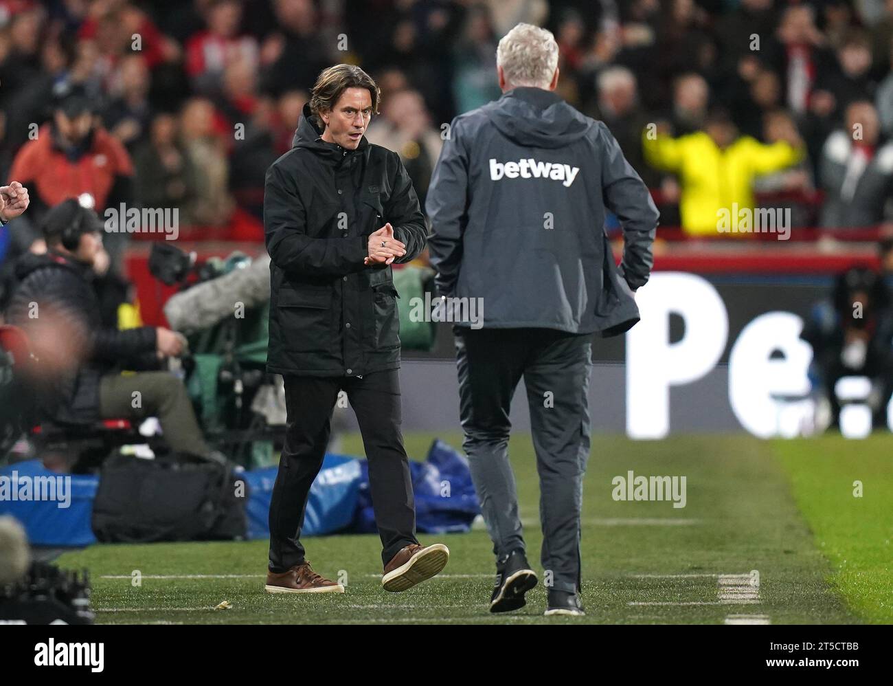 Brentford-Manager Thomas Frank (links) feiert, wie der letzte Pfiff ertönt, bevor er David Moyes nach dem Spiel der Premier League im Gtech Community Stadium, London, die Hand schüttelt. Bilddatum: Samstag, 4. November 2023. Stockfoto