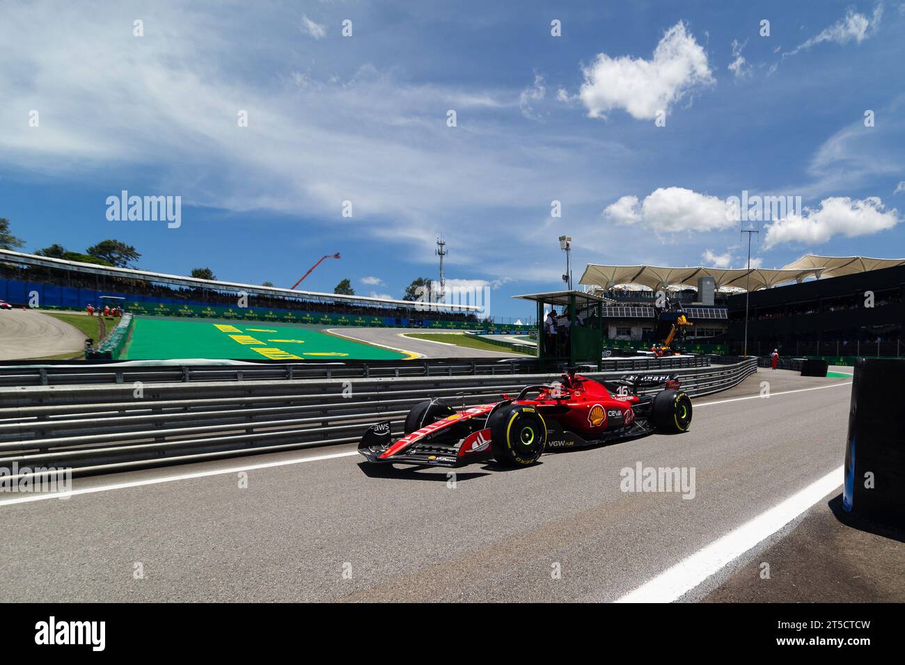 Sao Paulo, Brasilien. November 2023. Sao Paulo, Brasilien. November 2023. CHARLES LECLERC von FERRARI fuhr während des Sprint Shootouts im Rahmen des F1 Sao Paulo Grand Prix 2023 im Autodromo Jose Carlos Pace am 4. November 2023 in Sao Paulo, Brasilien. Credit: Ruano Carneiro/Carneiro Images/Alamy Live News Credit: Ruano Carneiro/Carneiro Images/Alamy Live News Stockfoto