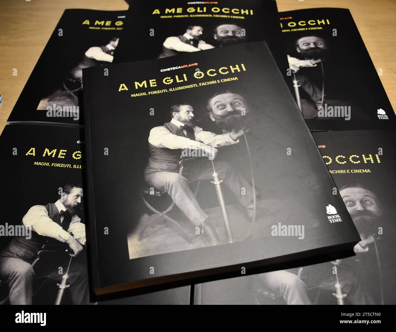 A me gli occhi mostra Fotos und Bildmaterial in hoher Auflösung Alamy