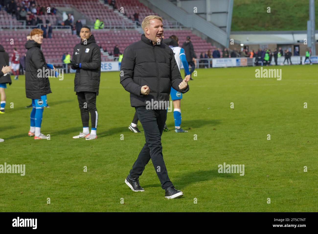 Northampton am Samstag, 4. November 2023. Barrows Manager Pete Wild feiert den Sieg mit den Fans nach dem Spiel der 1. Runde des FA Cup zwischen Northampton Town und Barrow im PTS Academy Stadium in Northampton am Samstag, den 4. November 2023. (Foto: John Cripps | MI News) Credit: MI News & Sport /Alamy Live News Stockfoto