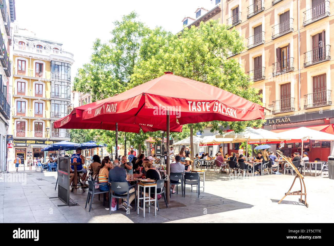Restaurants im Freien, Plaza de San Miguel, Centro, Madrid, Königreich Spanien Stockfoto