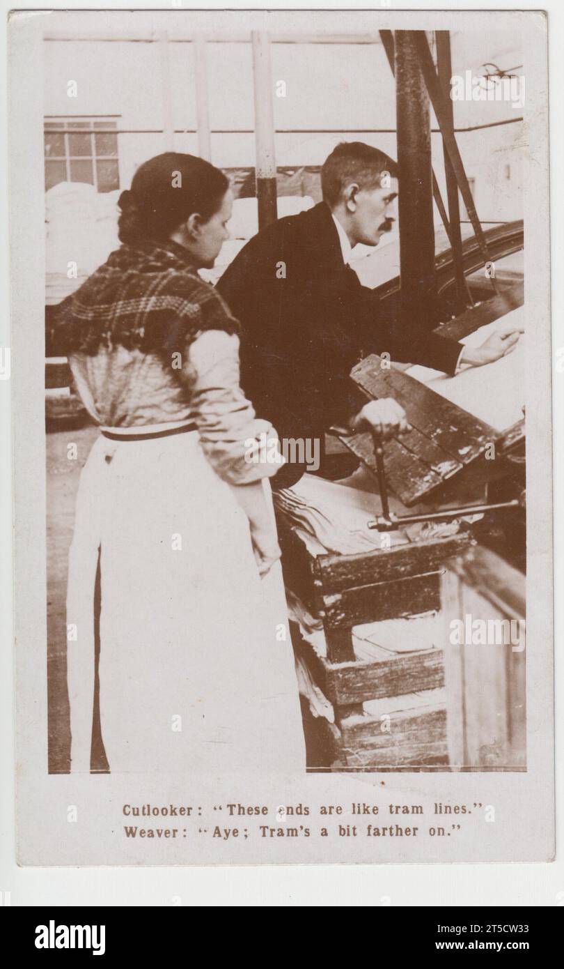 "Cutlooker: "Diese Enden sind wie Straßenbahnlinien." Weaver: 'Ja, die Straßenbahn ist etwas weiter.' Fotografische Postkarte, veröffentlicht im frühen 20. Jahrhundert von R. Eccleston, Barnoldswick (früher in West Yorkshire, heute in Lancashire). Es zeigt eine Frau in einem Schal, die ihre Webarbeit von einem Vorgesetzten überprüfen lässt Stockfoto