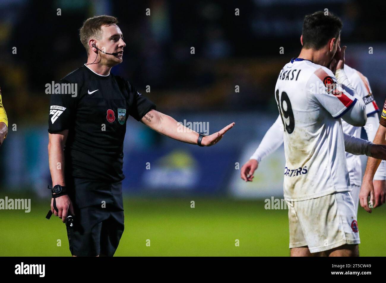 Schiedsrichter Simon Hooper James Durkin beim Spiel der ersten Runde des Emirates FA Cup im VBS Community Stadium in Sutton. Bilddatum: Samstag, 4. November 2023. Stockfoto