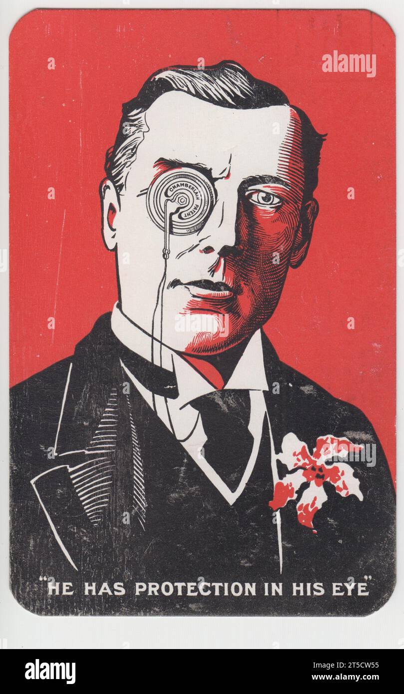 „Er hat Schutz im Auge“: Postkarte des Politikers Joseph Chamberlain aus dem frühen 20. Jahrhundert, die ihn mit seiner charakteristischen Monokel- und Knopflochorchideenblume zeigt. Das Monokel ist als nicht sichtbare gepanzerte Vorrichtung mit dem Schriftzug 'Chamberlain Patent' dargestellt. Stockfoto